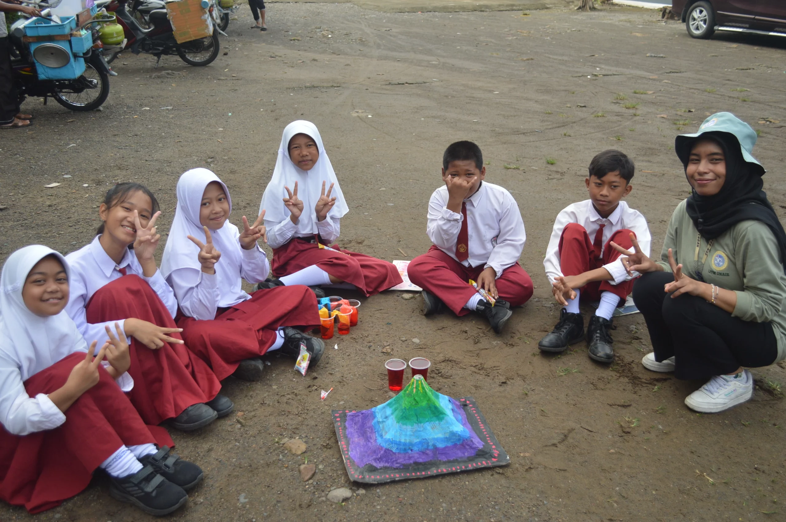 Kelompok siswa yang belajar eksperimen gunung api dan pelangi berjalan (Foto: Febriana Putri Nur Aziizah)