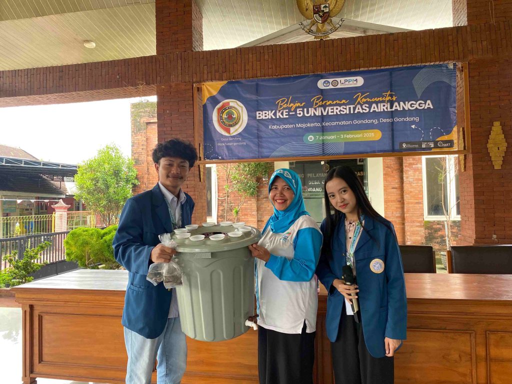 Kelompok KKN BBK saat memberikan workshop eco urban aquaculture kepada warga Desa Gondang, Mojokerto pada Sabtu (25/01/2024) (Foto: Istimewa)