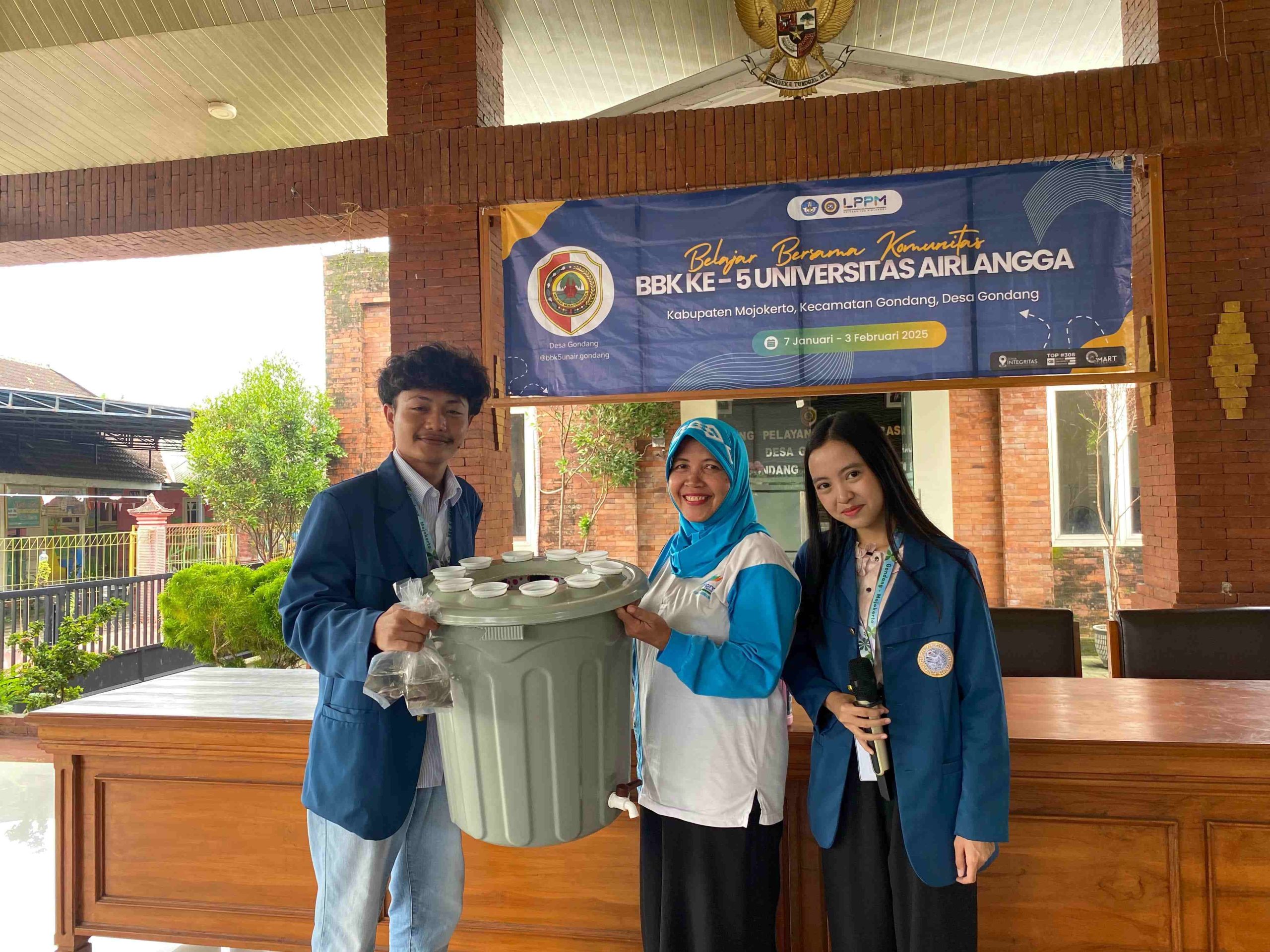 Kelompok KKN BBK saat memberikan workshop eco urban aquaculture kepada warga Desa Gondang, Mojokerto pada Sabtu (25/01/2024) (Foto: Istimewa)