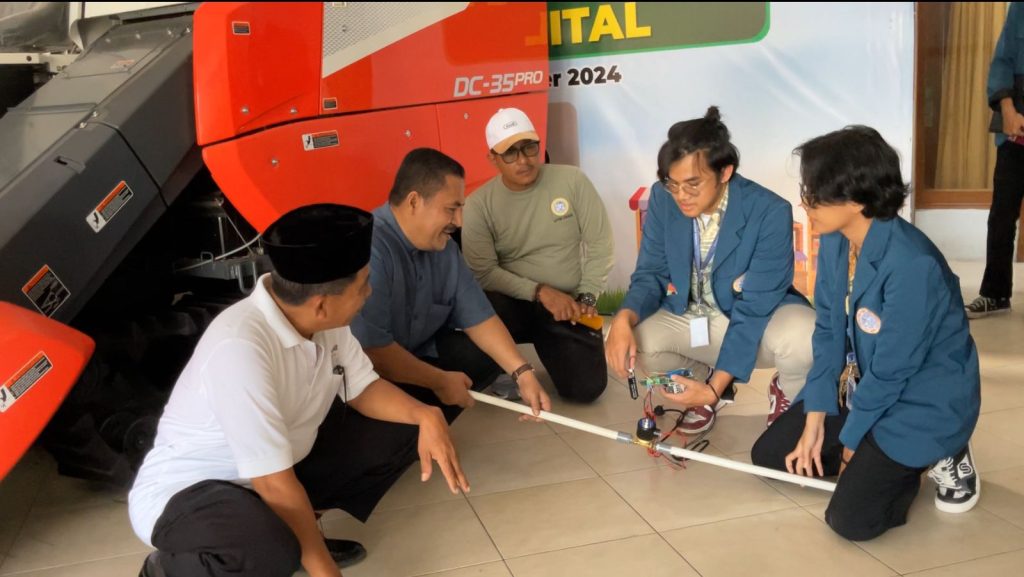 Kelompok KKN BBK 5 Masangan, Gresik saat melakukan demonstrasi alat bersama warga (Foto: Istimewa)