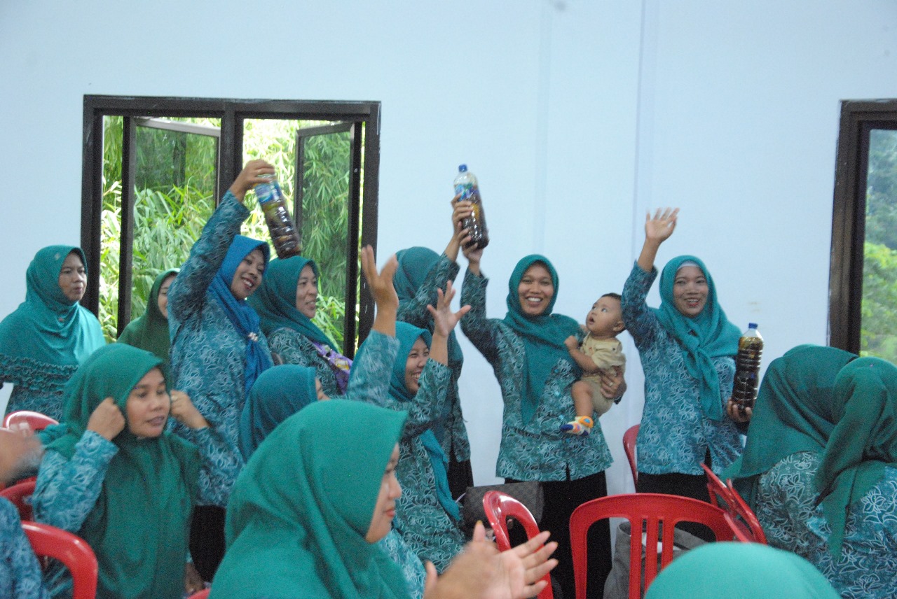 Kelompok KKN Desa Karangkuten saat membuat eco enzym bersama masyarakat (Foto: Istimewa)