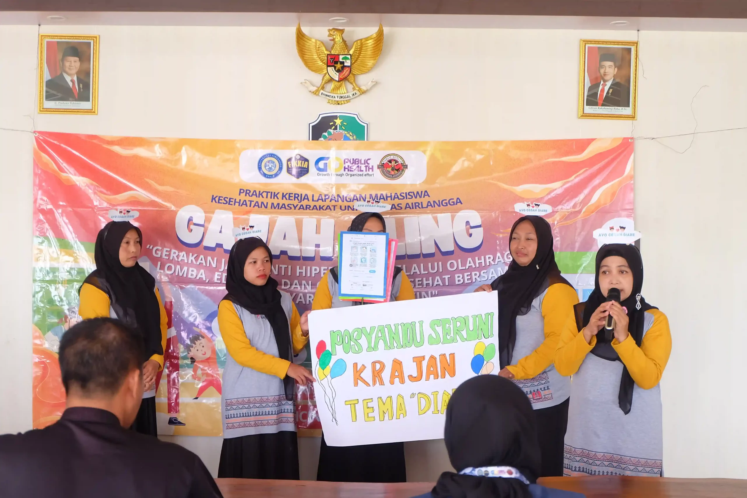 Kader Masyarakat menyampaikan pesan kesehatan dengan karya poster yang telah dibuat (Foto: Istimewa)