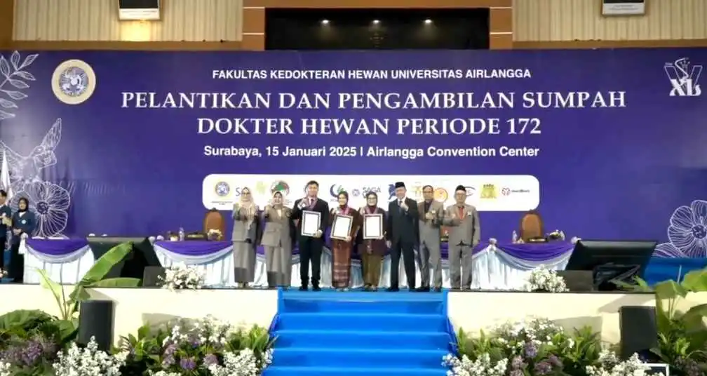 Certificate awarding to the best graduates in 172nd Veterinarian Inauguration and Oath-Taking ceremony (Photo: Youtube screenshot)