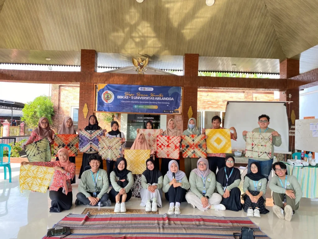 Kelompok KKN BBK saat melakukan workshop pembuatan batik jumput di Gondang, Mojokerto pada Kamis (16/01/2024) (Foto: Istimewa)