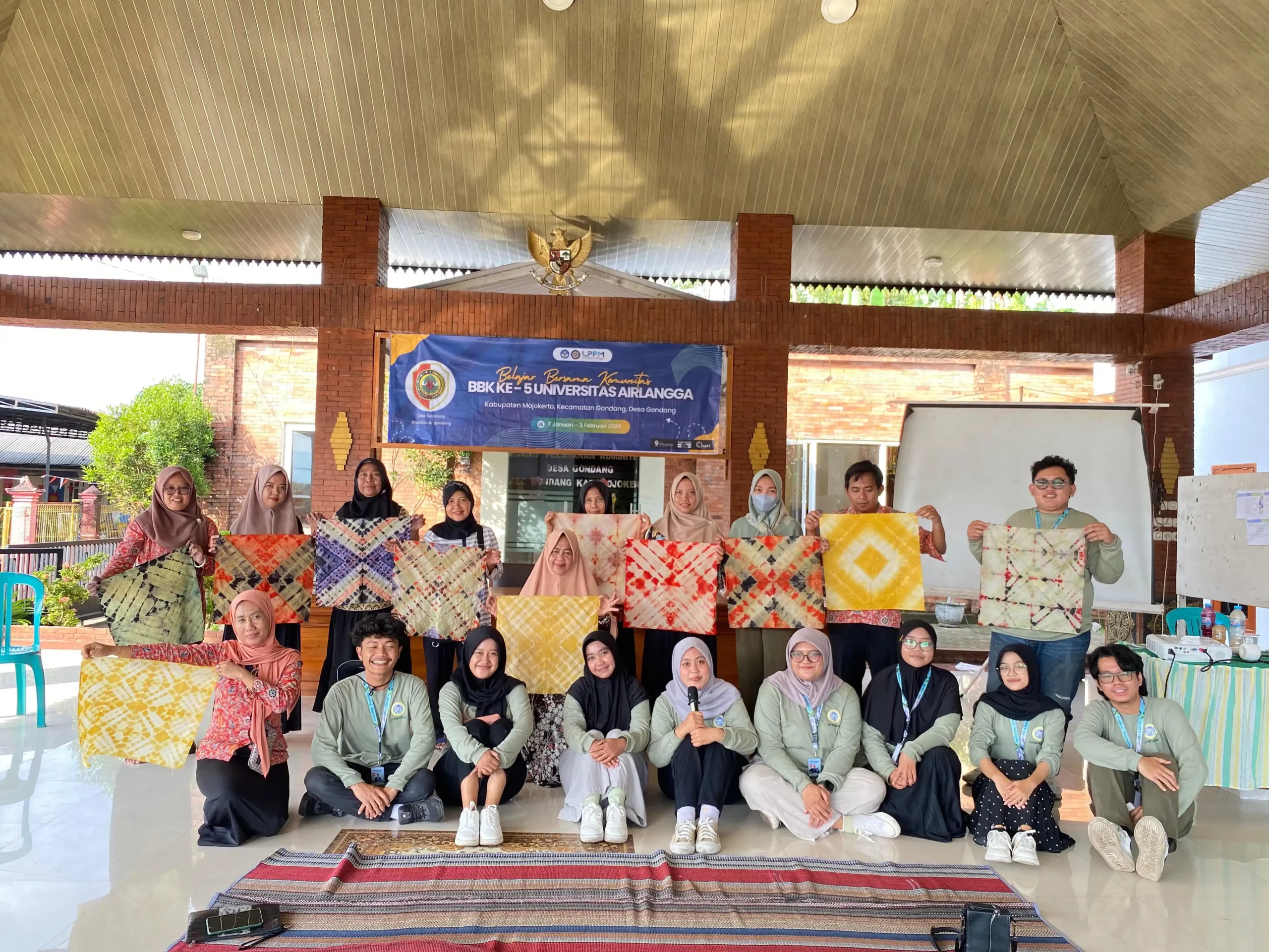 Kelompok KKN BBK saat melakukan workshop pembuatan batik jumput di Gondang, Mojokerto pada Kamis (16/01/2024) (Foto: Istimewa)