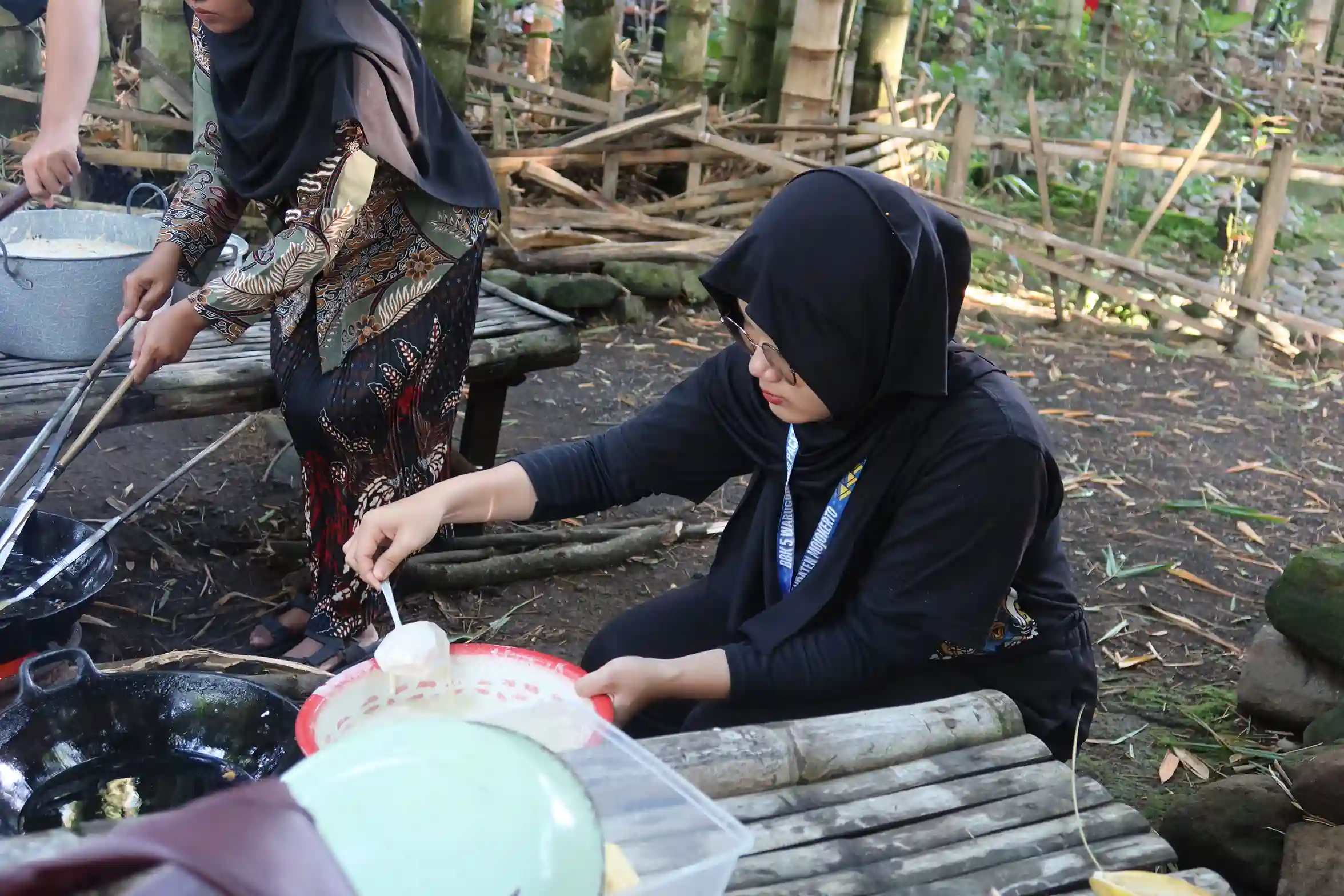 Mahasiswa BBK UNAIR saat mengunjungi pasar Keramat dan berinteraksi dengan pedagang