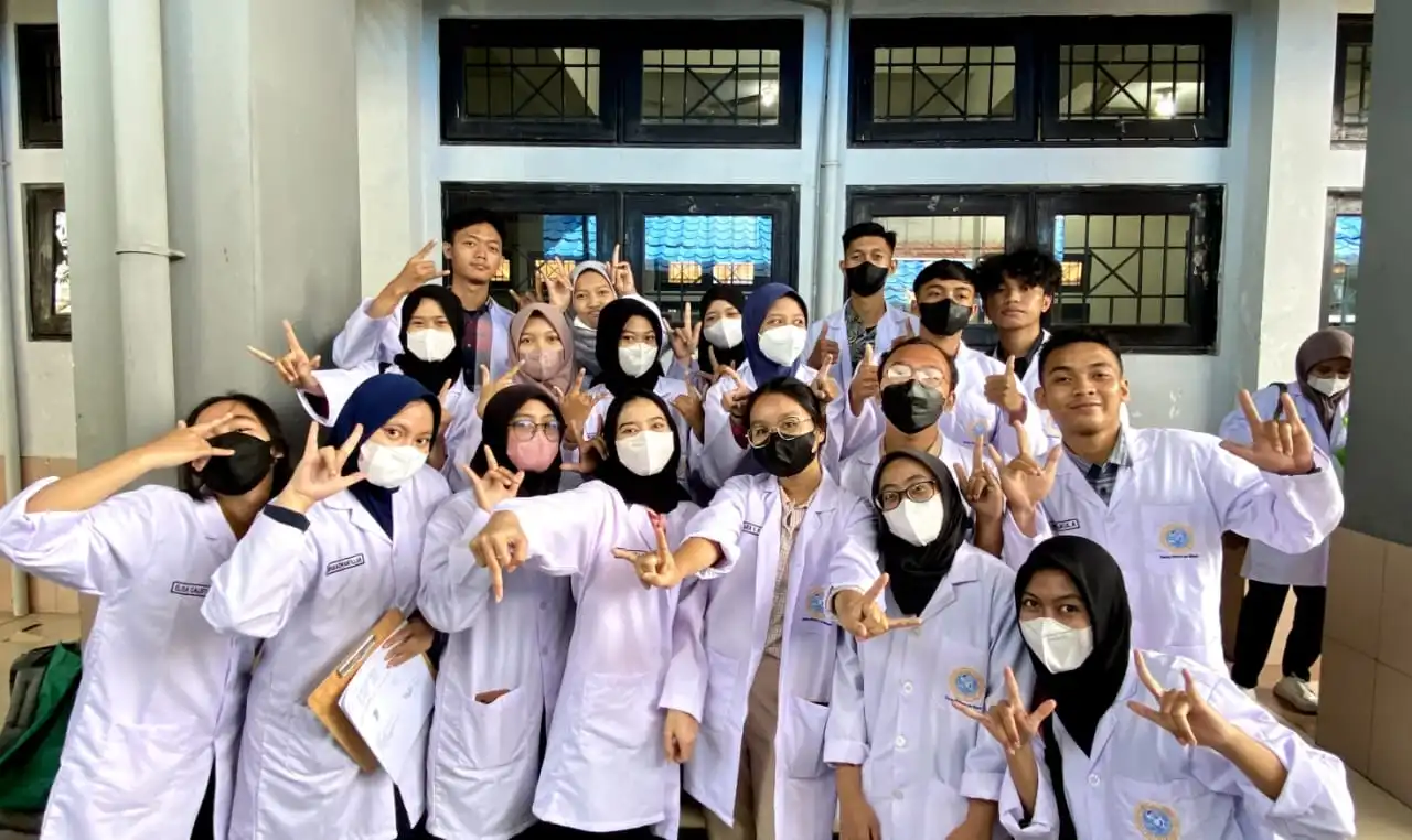 Aquaculture students engage in practical learning activities in the anatomy and cultivation laboratory