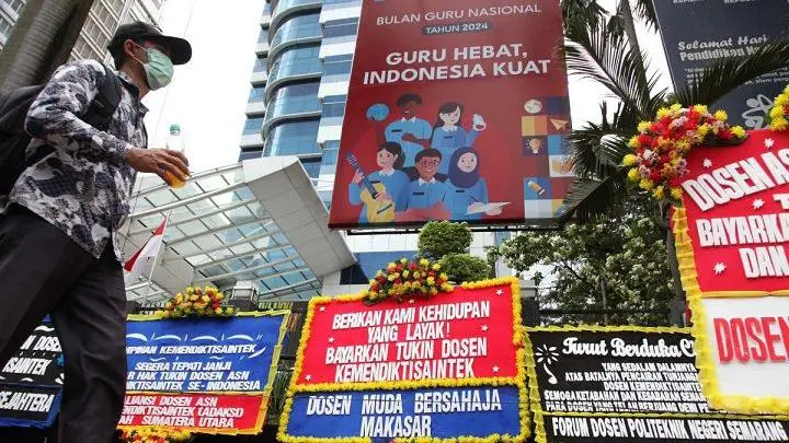 Flowers in front of Ministry of Higher Education, Science, and Technology in Jakarta