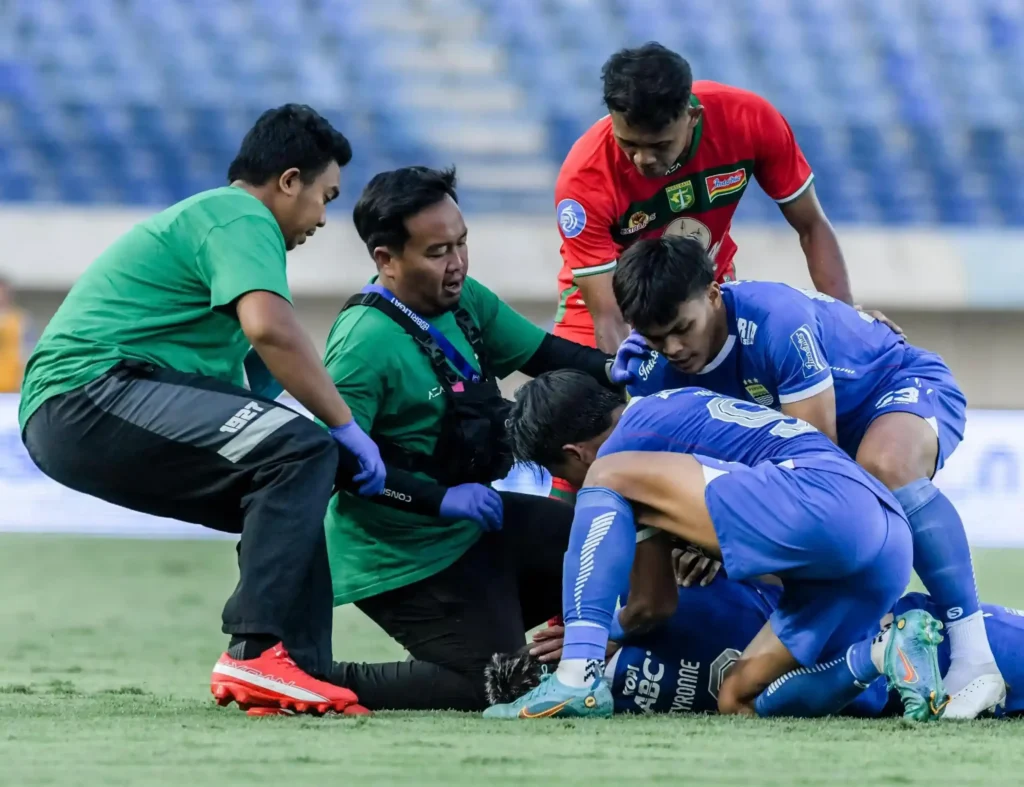 dr Ahmad Ridhoi M Si membantu waktu Tyron (pemain persib) tidak sadar di Bandung (Foto: Dok pribadi)