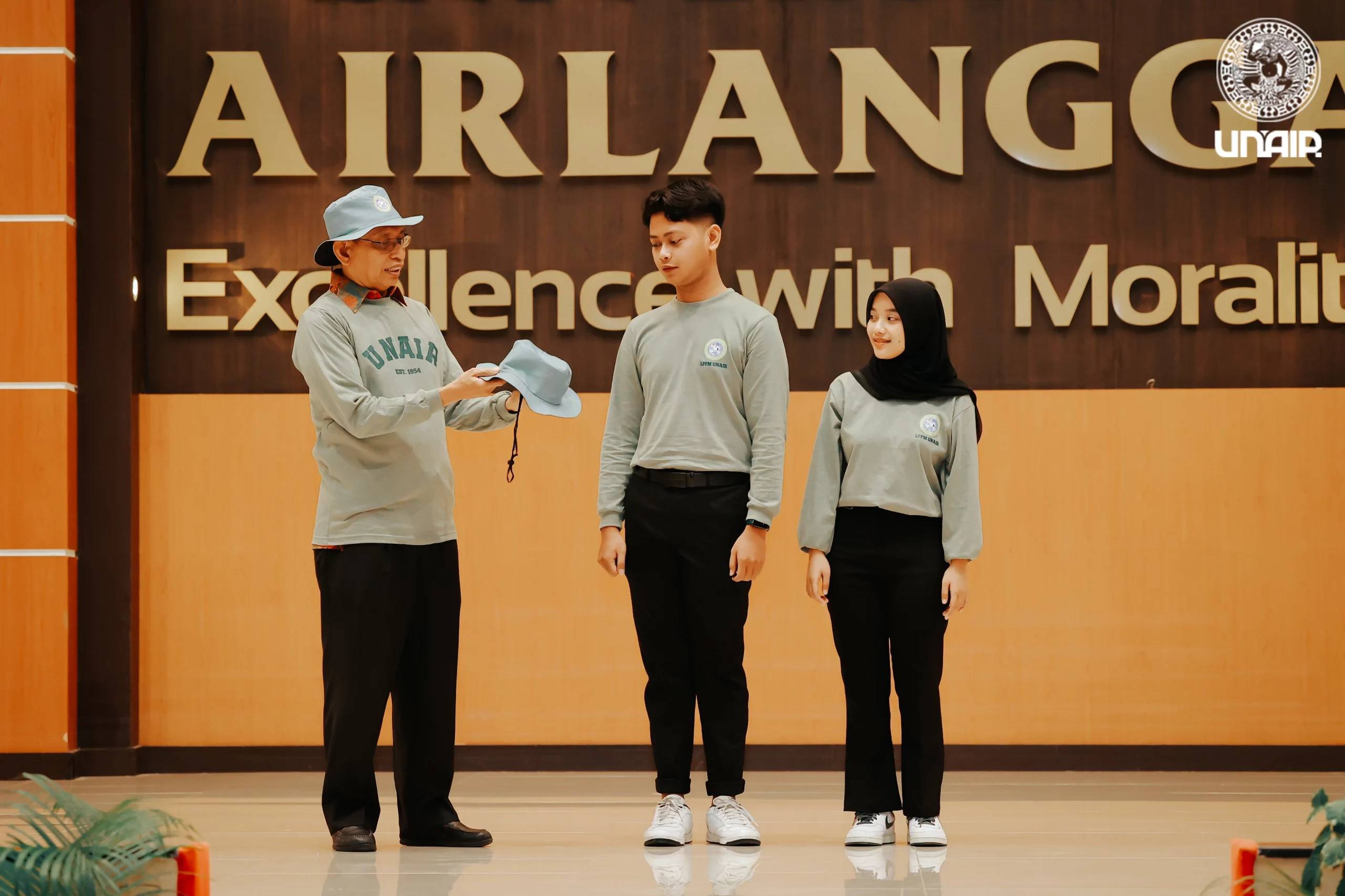 Lepas 2961 Mahasiswa KKN-BBK Ke-5, Rektor UNAIR Tekankan Pentingnya Impact kepada Masyarakat