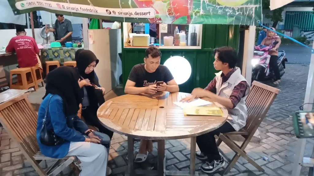Pendampingan pelaku UMKM di Desa Sendangrejo, Kecamatan Ngimbang, Lamongan. (Foto: Tim Halal UNAIR)