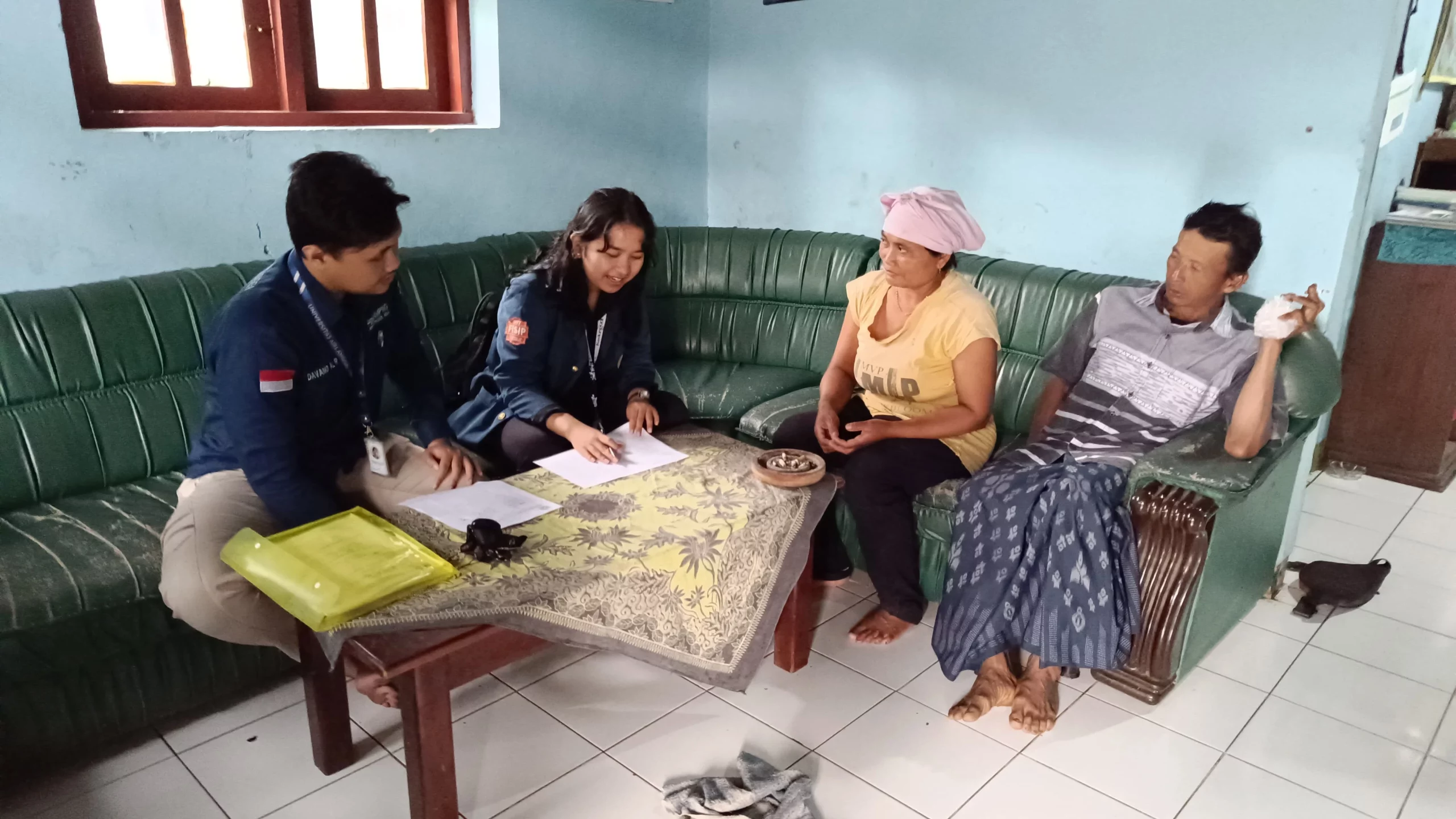 Perwakilan Pusat Halal UNAIR membantu pengajuan sertifikasi halal kepada masyarakat Desa Kedungudi. (Foto: Istimewa)