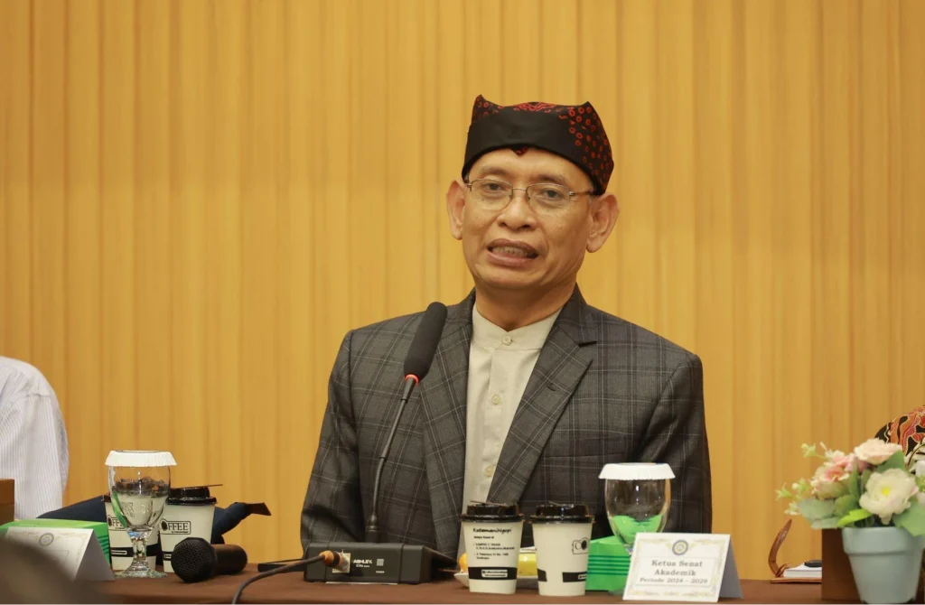 Rector Prof. Dr. Mohammad Nasih, SE, MT, Ak, during the end-of-year strategic leadership meeting. (Photo: PKIP UNAIR)