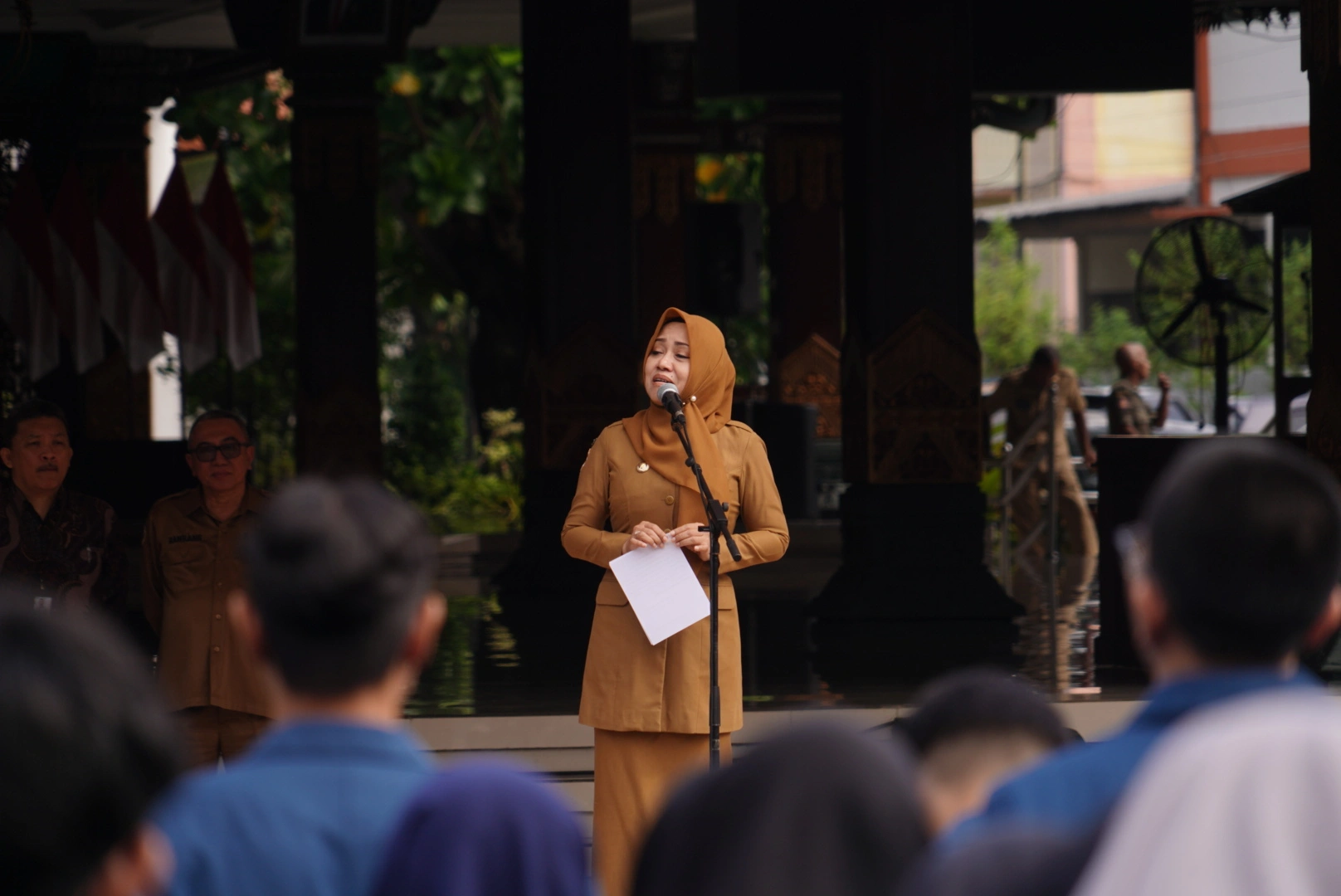 Remarks by Mojokerto Regent Dr. Ikfina Fahmawati, M.Si., welcoming UNAIR KKN BBK 5 students (Photo: Mojokerto Regency Public Relations Office)
