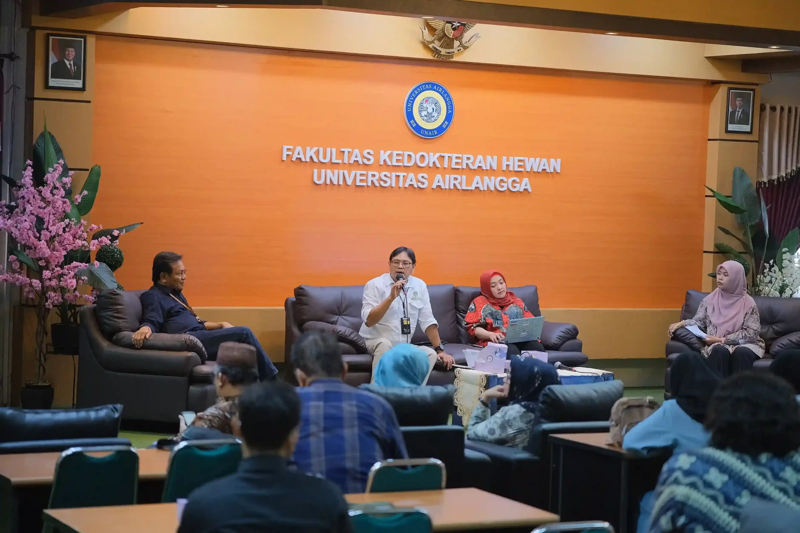 Dr Ichwan Muslih SSi MSi menjawab pertanyaan peserta pada sesi tanya jawab seputar topik Zoonosis di Jawa Timur (Foto: Istimewa)