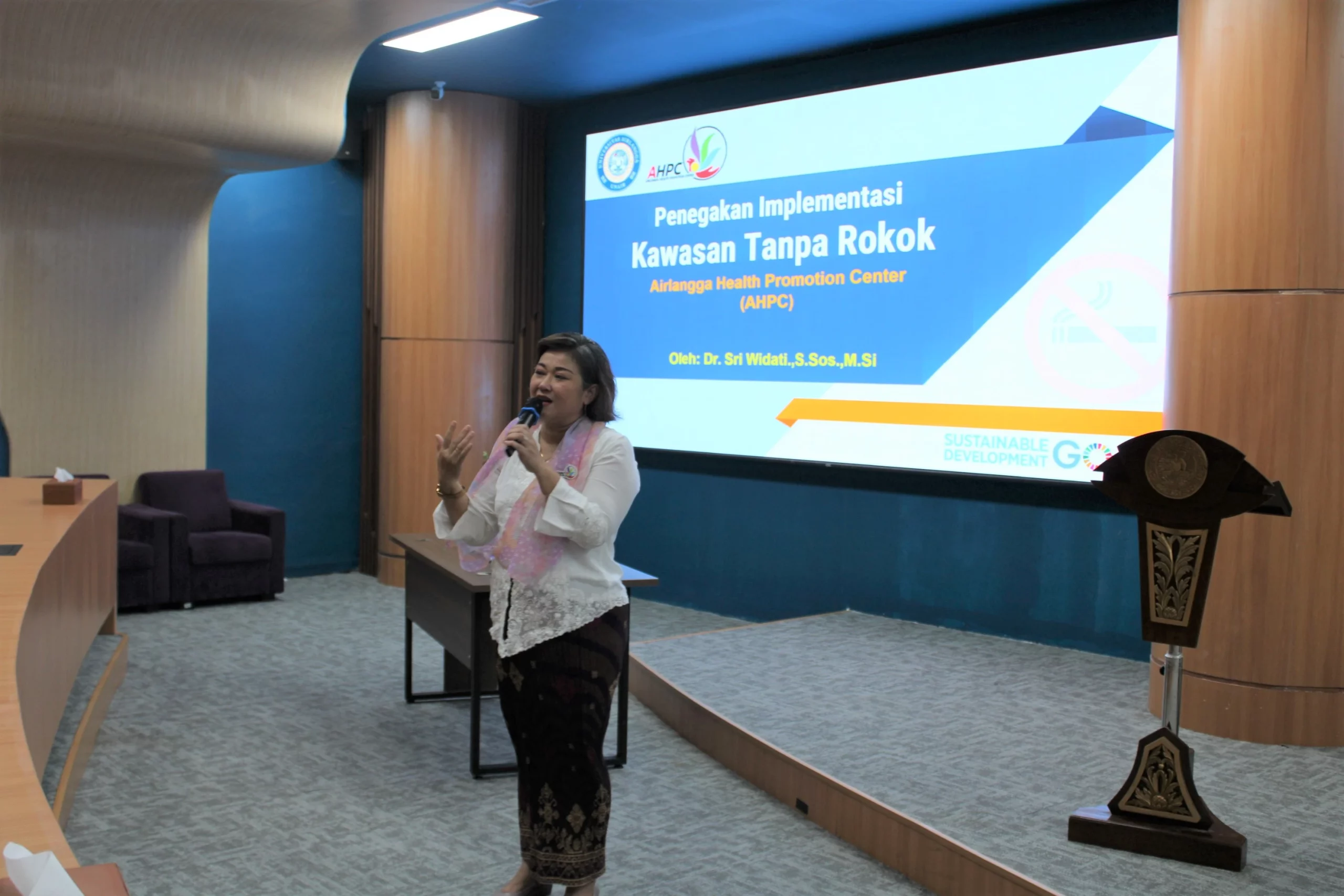 Pemaparan materi sosialisasi Penegakan Implementasi Kawasan Tanpa Rokok (KTR) oleh Ketua AHPC Dr Sri Widati S Sos MSi (Foto: PKIP UNAIR)
