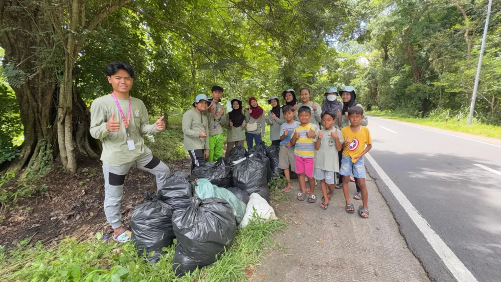 Aktivitas Pengumpulan Sampah Kawasan Hutan Desa. (Foto: Istimewa)