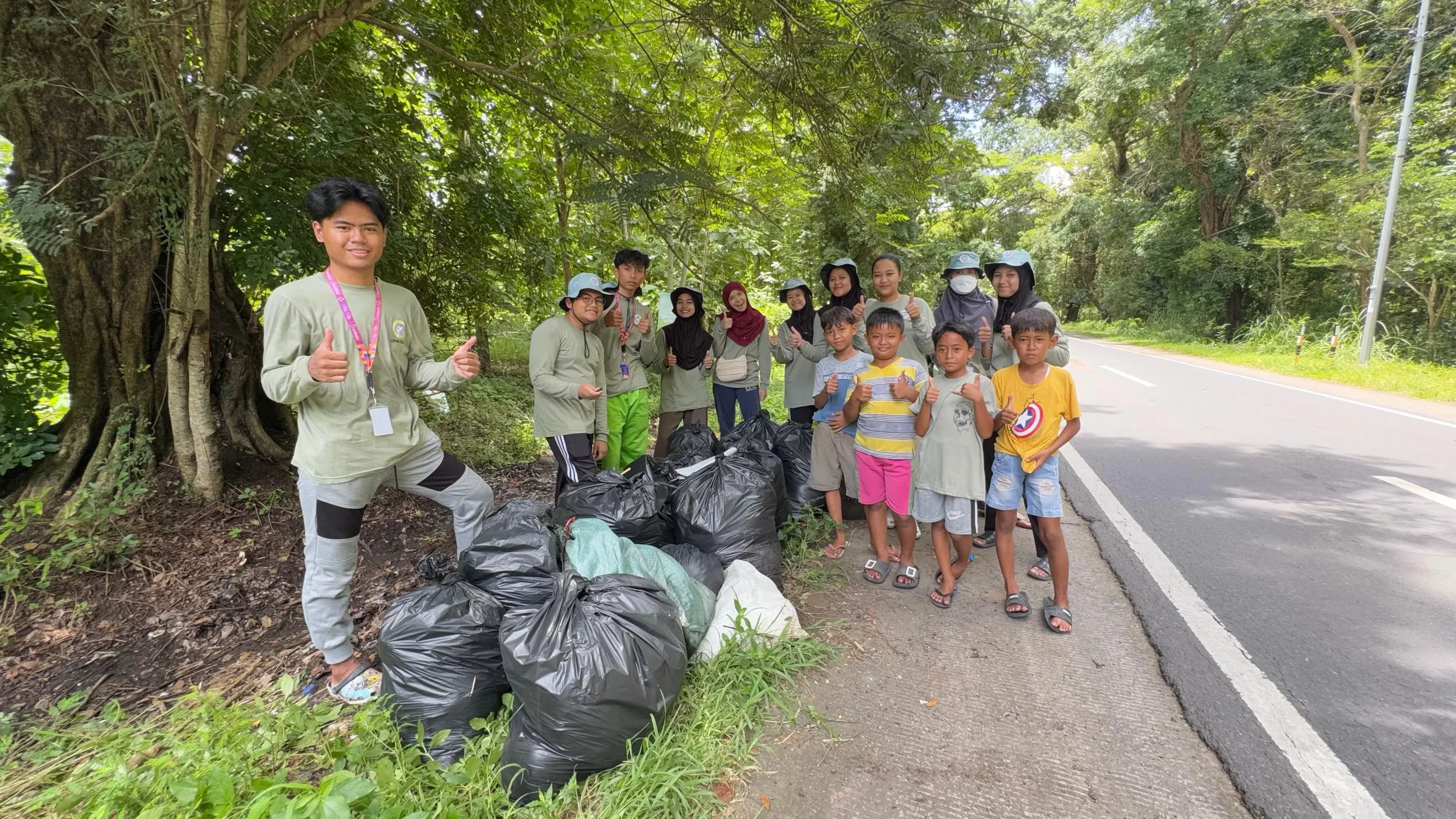 Aktivitas Pengumpulan Sampah Kawasan Hutan Desa. (Foto: Istimewa)
