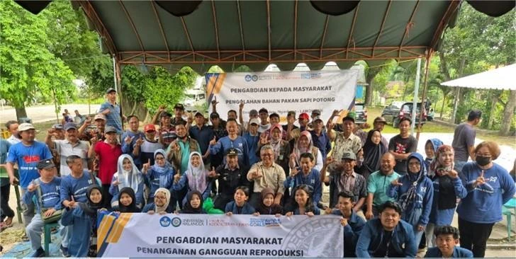 Tim pengmas FKH UNAIR dan mahasiswa KKN BBK 5 UNAIR berfoto bersama warga Desa Slaharwotan, Lamongan dalam kegiatan penyuluhan (Foto: Istimewa)