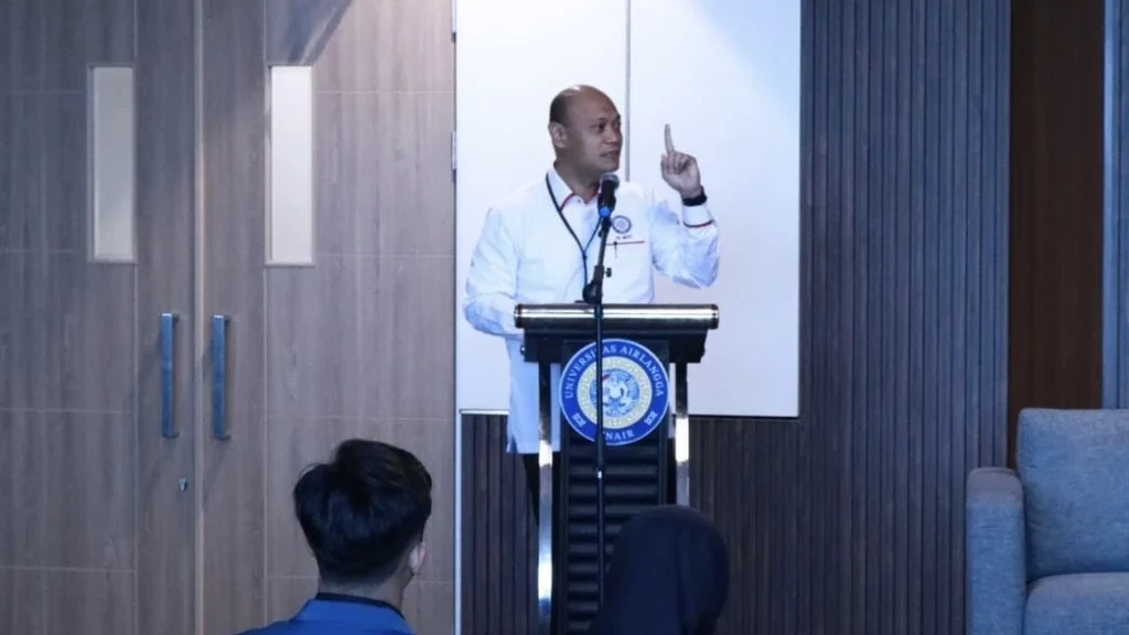 Faculty of Law Dean Prof Iman Prihandono SH MH LLM PhD delivers opening remarks in the discussion. (Photo: By courtesy)