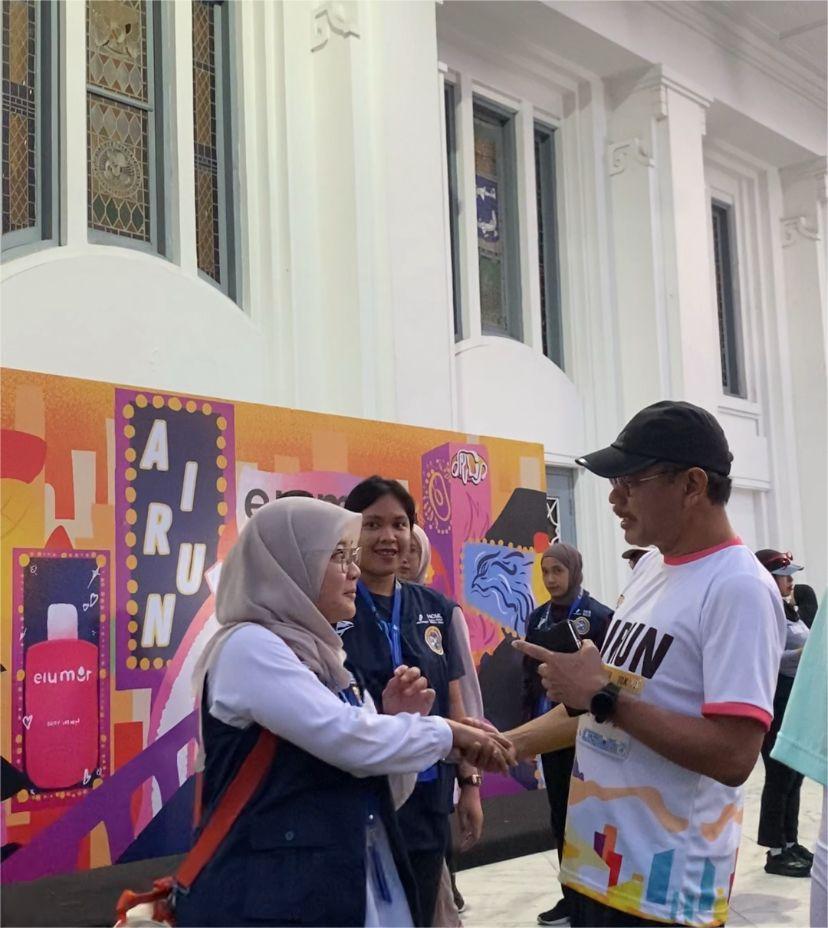 Prof. Budi Santoso sees off RSTKA volunteers embarking on a humanitarian mission at UNAIR Faculty of Medicine