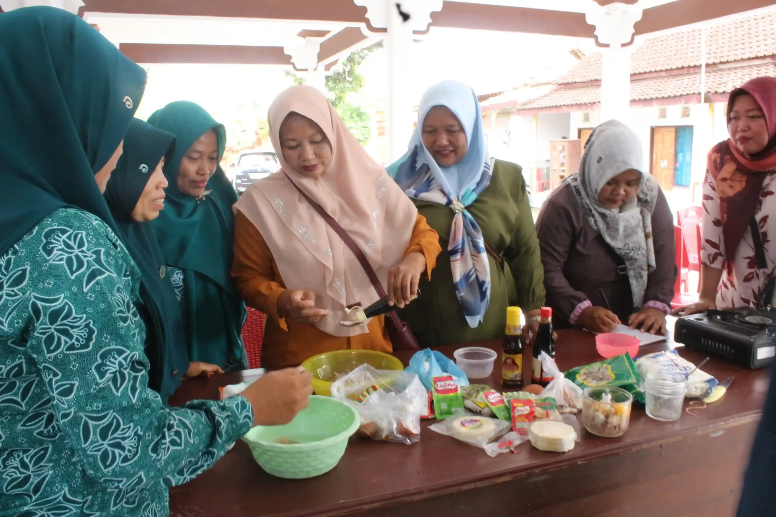 Ibu PKK dan Kelompok Migrant Care saat membuat olahan dimsum ikan nila (Foto: Istimewa)