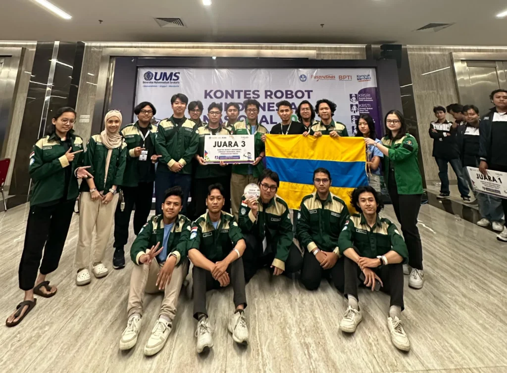 KOMBO UNAIR pada Kontes Robot Indonesia (KRI) Nasional 2024. (Foto: Istimewa).