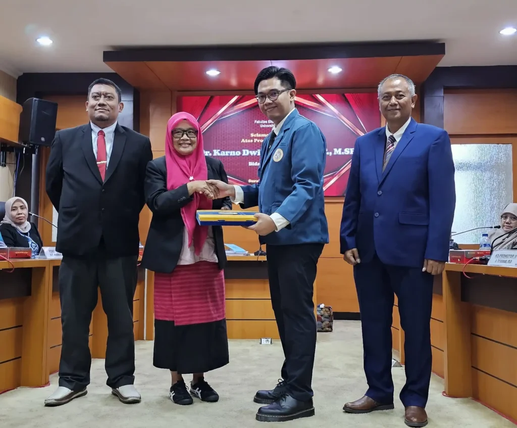 Karno Dwi Joyoutomo, ST, MSE (center) receives his doctoral degree in Economics.