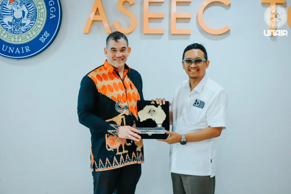 Exchange of mementos between UNAIR and the Australian Consulate General (Photo: PKIP UNAIR)