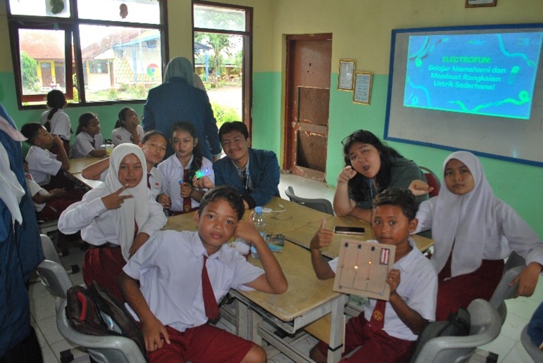 Mahasiswa BBK 5 Bening kenalkan rangkaian listrik lewat ELECTROFUN. (Foto: Istimewa)