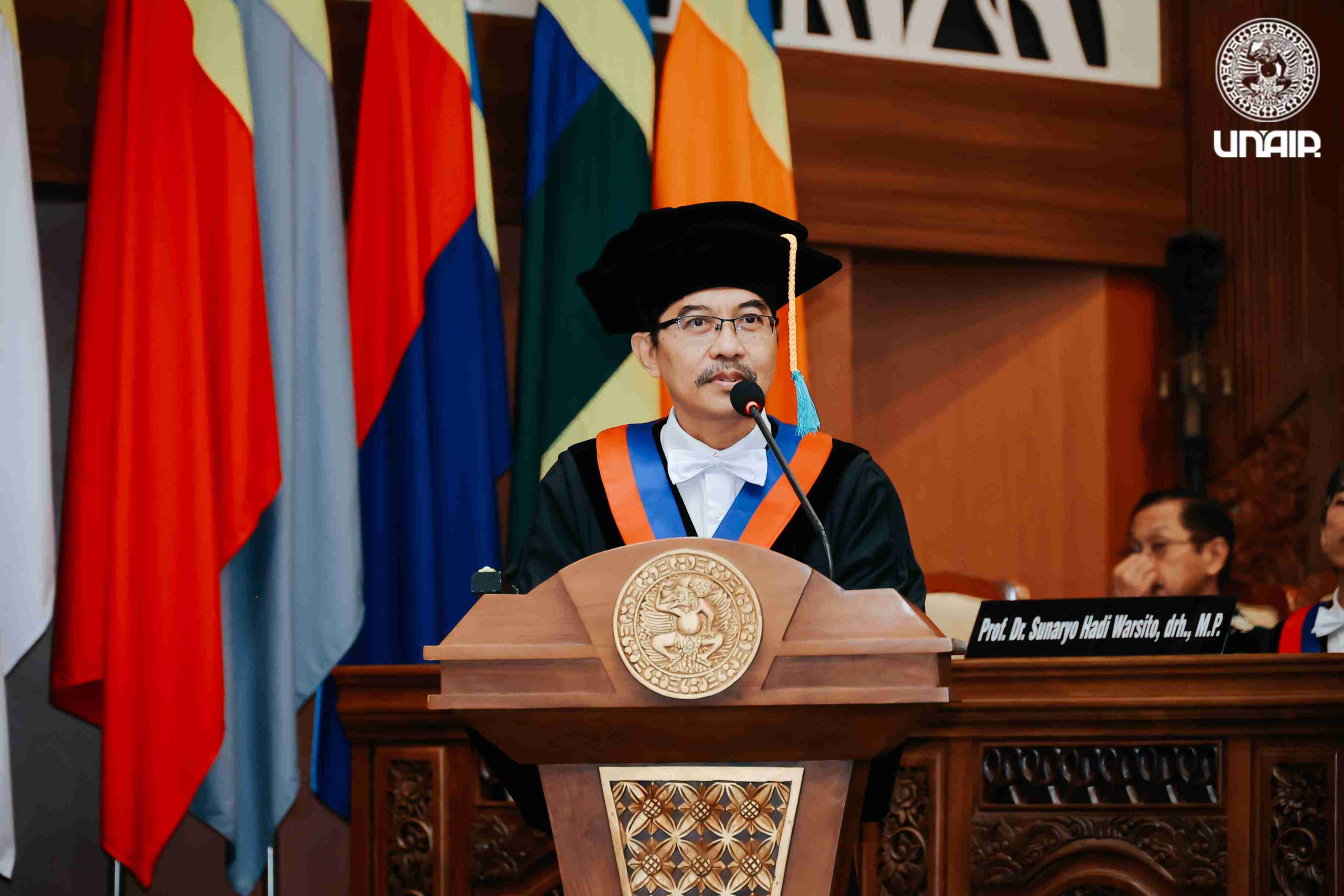 Prof Dr Tri Wahyu Suprayogi drh MSi saat menyampaikan orasi ilmiah tentang semen beku pada ternak dalam pengukuhan guru besar, Selasa (25/2/2025) (Foto: PKIP UNAIR)