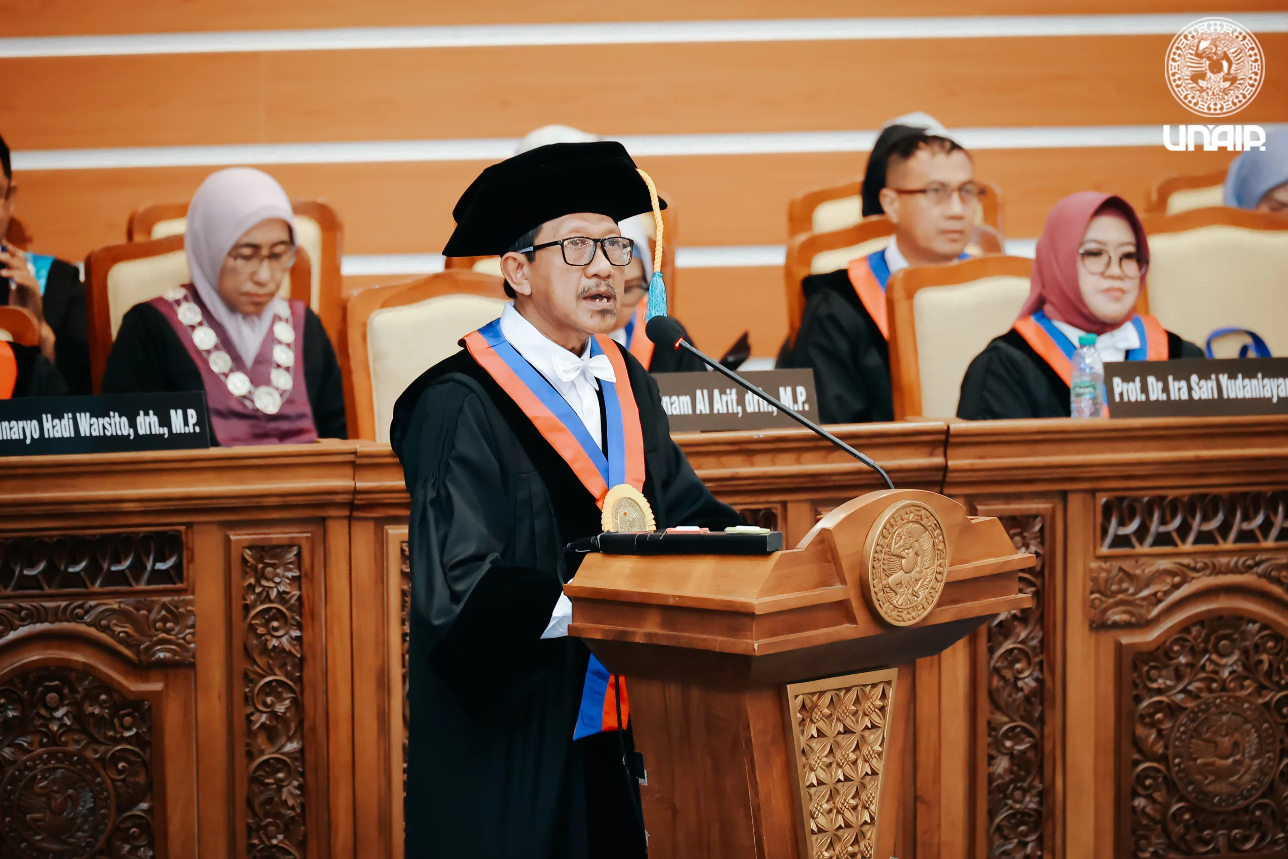 Prof Dr Mohammad Anam Al Arif drh MP saat menyampaikan orasi ilmiah tentang limbah dan RPH untuk meningkatkan nutrisi pakan ternak pada Selasa (25/2/2025) di Aula Garuda Mukti, Kantor Manajemen, Kampus MERR-C UNAIR, berbarengan dengan pengukuhannya sebagai guru besar (Foto: PKIP UNAIR)