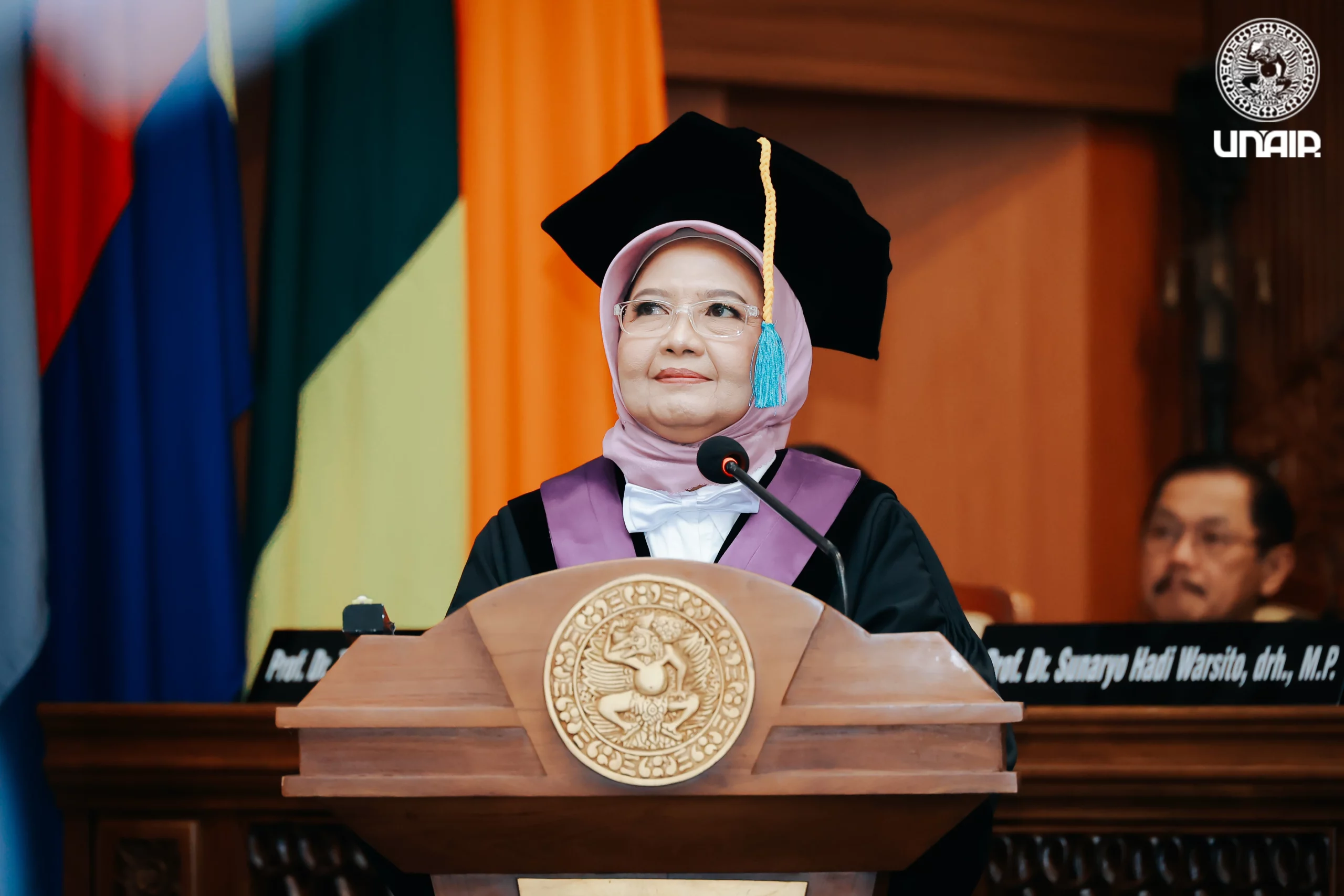 Prof Dr Ir Rr Soenarnatalina Melaniani MKes, Guru Besar Bidang Ilmu Pemodelan Biostatistika dan Kependudukan Fakultas Kesehatan Masyarakat (FKM) Universitas Airlangga (UNAIR) saat menyampaikan orasi ilmiah (Foto: PKIP UNAIR)