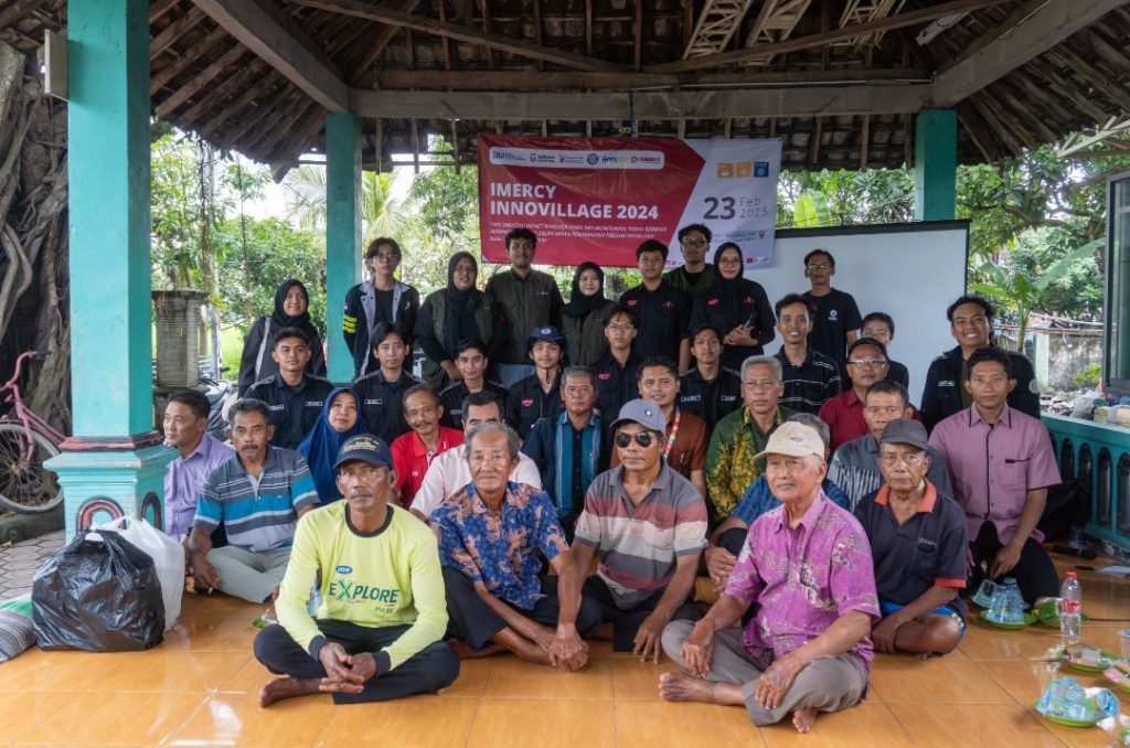 Tim IMERCY saat melakukan pemasangan alat di Desa Plaosan, Kecamatan Wonoayu, Kabupaten Sidoarjo (Foto: Istimewa)