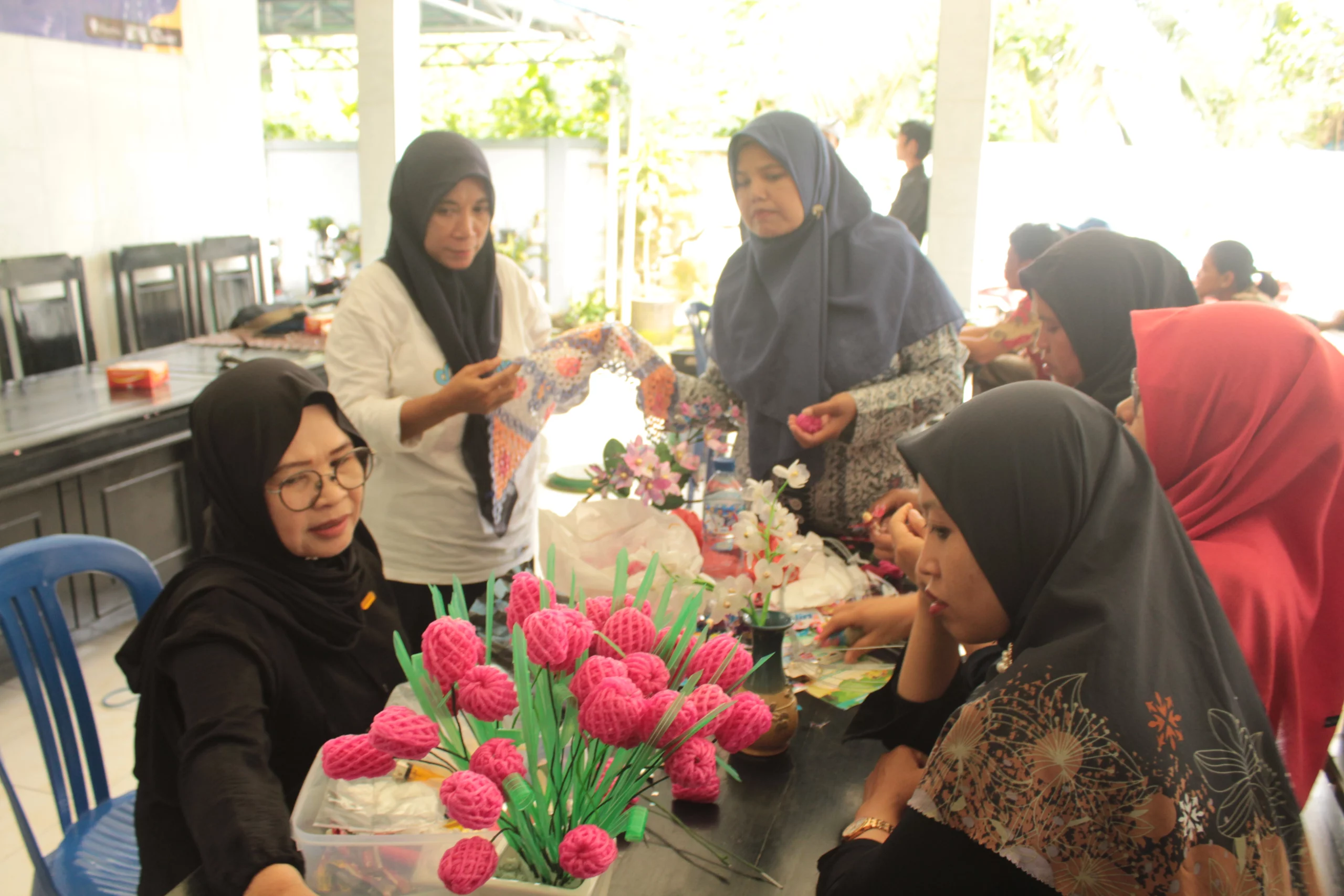 Pelatihan membuat kerajinan tangan bersama warga Desa Ringintelu. (Foto : Istimewa)