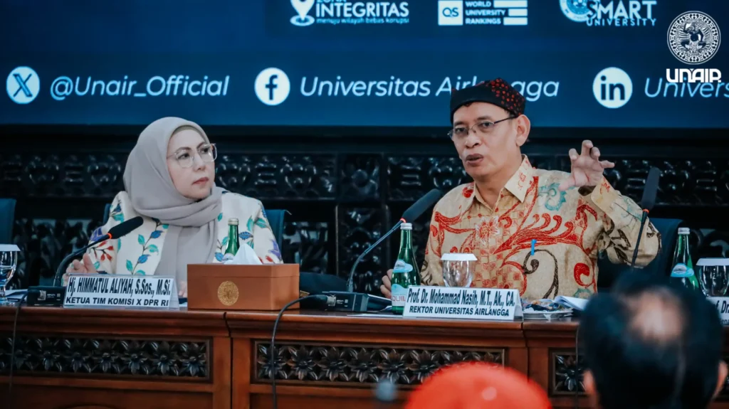 Vice Chair of Commission X DPR RI, Hj. Himmatul Aliyah, S.Sos., M.Si., and UNAIR Rector, Prof. Dr. Mohammad Nasih, M.T., Ak., CA., during discussion