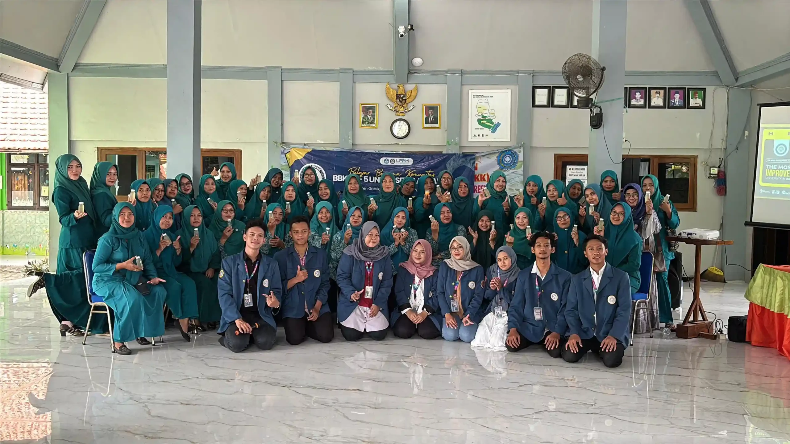 Mahasiswa KKN BBK-5 UNAIR bersama anggota PKK dalam kegiatan pembuatan sirup kelengkeng untuk optimalkan potensi ekonomi desa (Foto: Tim KKN BBK 5)