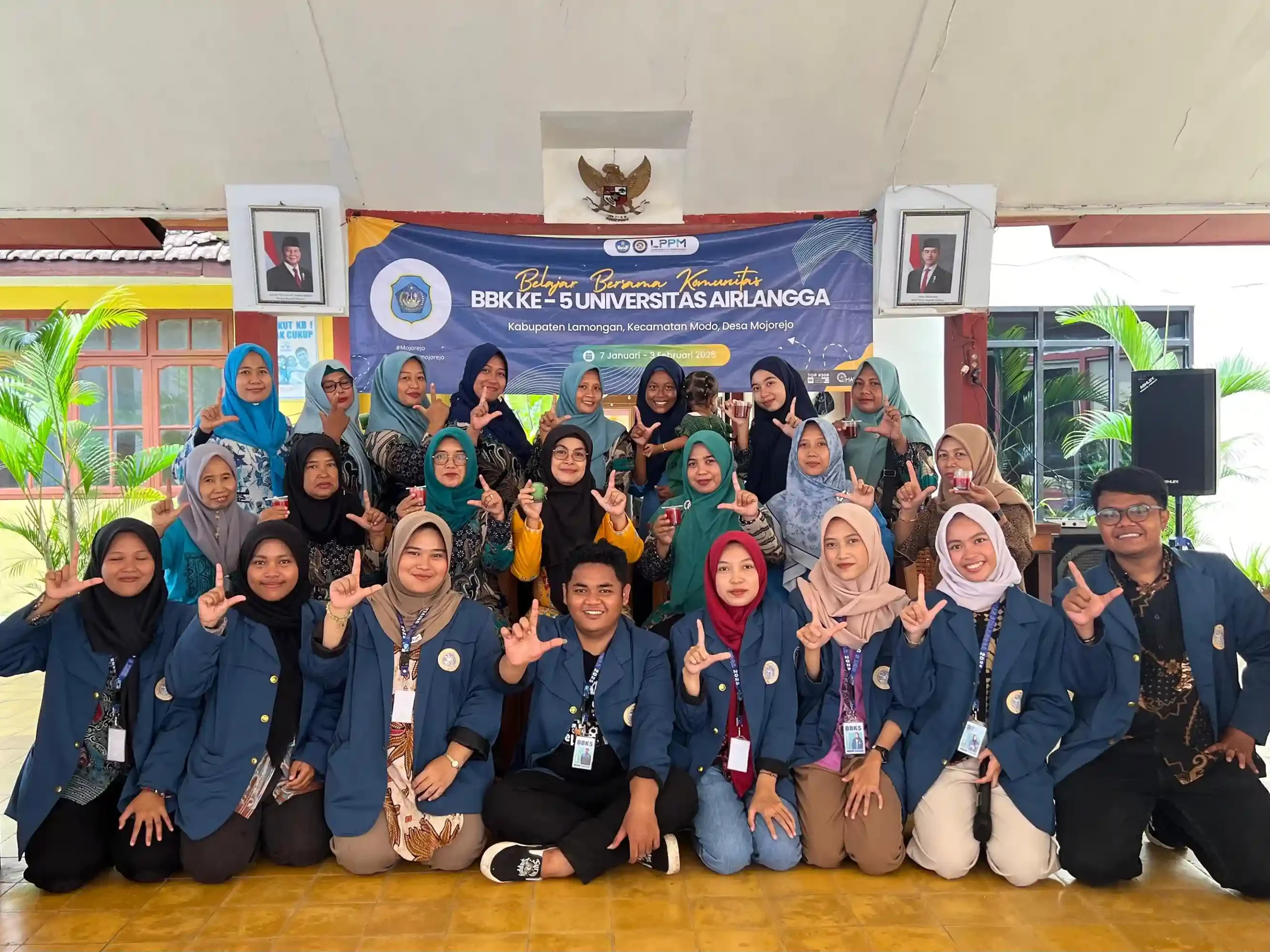 Mahasiswa KKN BBK b ersama masyarakat dalam program kerja olah sampah daur jadi lilin aromaterapi (Foto: Istimewa)