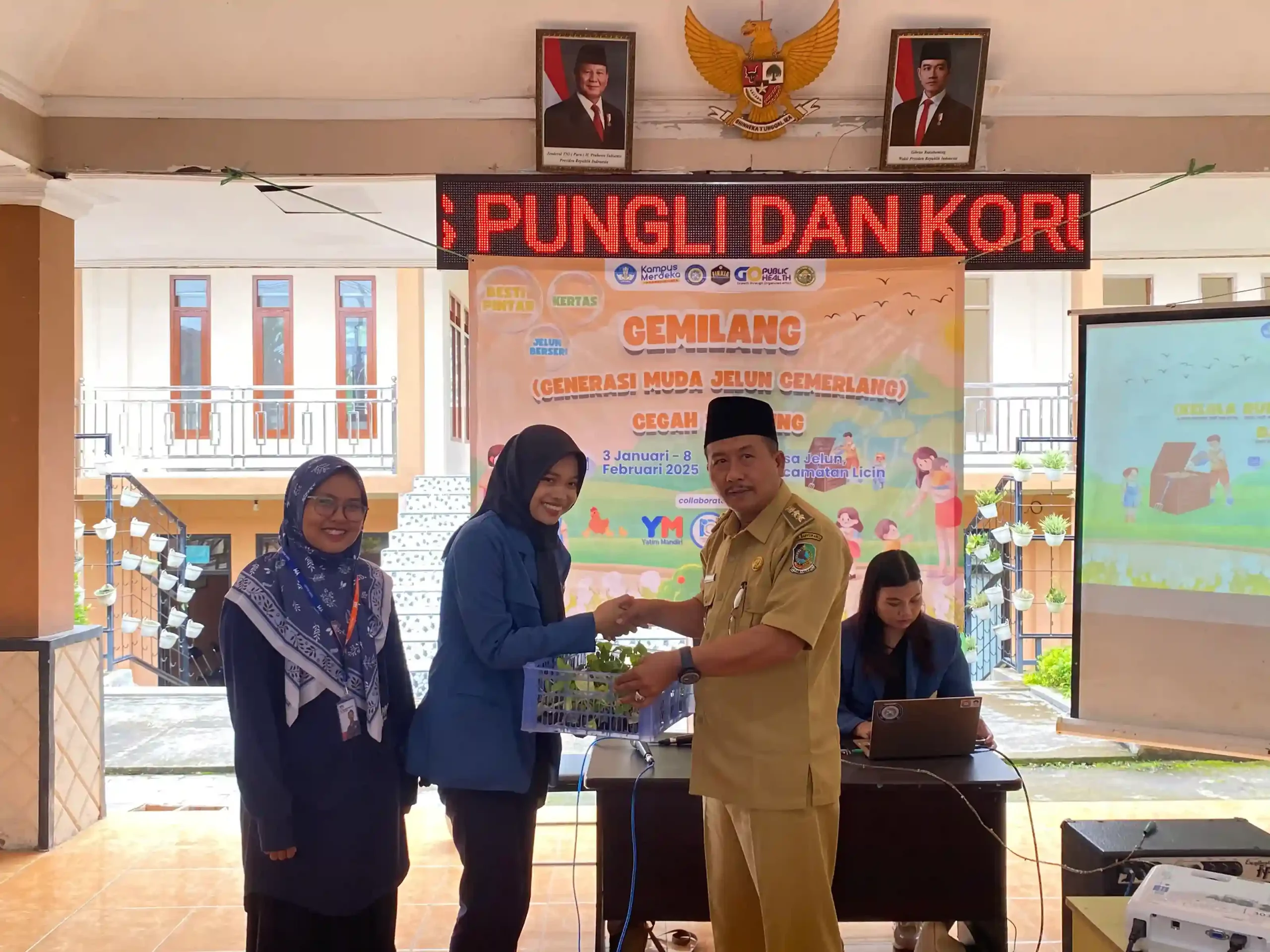 Tim PKL Kesmas FIKKIA Berikan Bibit Tanaman dan Anak Ayam Bagi Masyarakat Jelum (Foto: Istimewa)