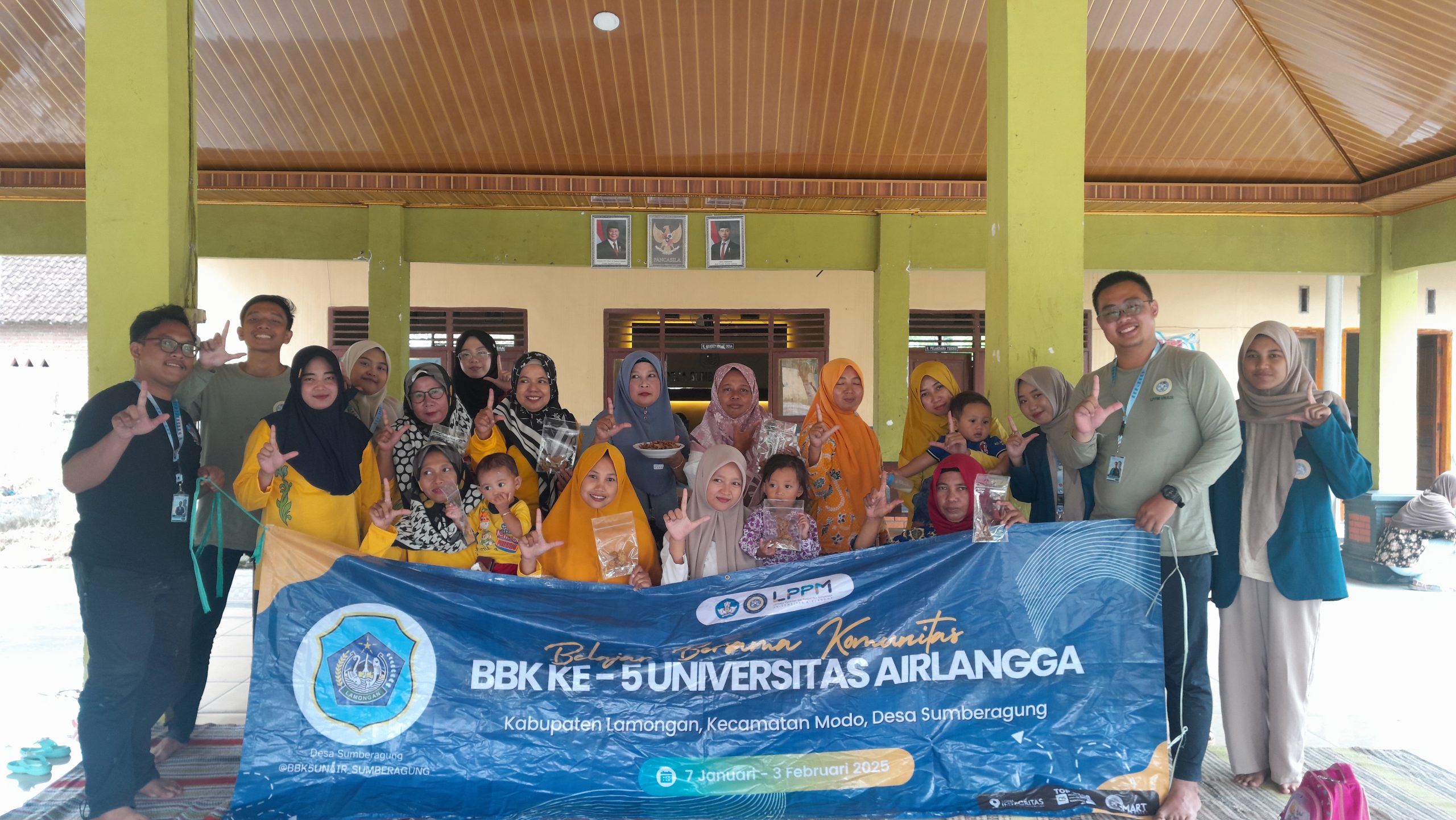 Mahasiswa BBK 5 Sumberagung UNAIR bersama ibu-ibu PKK Desa Sumberagung, Kecamatan Modo, Kabupaten Lamongan. (Foto: Istimewa)