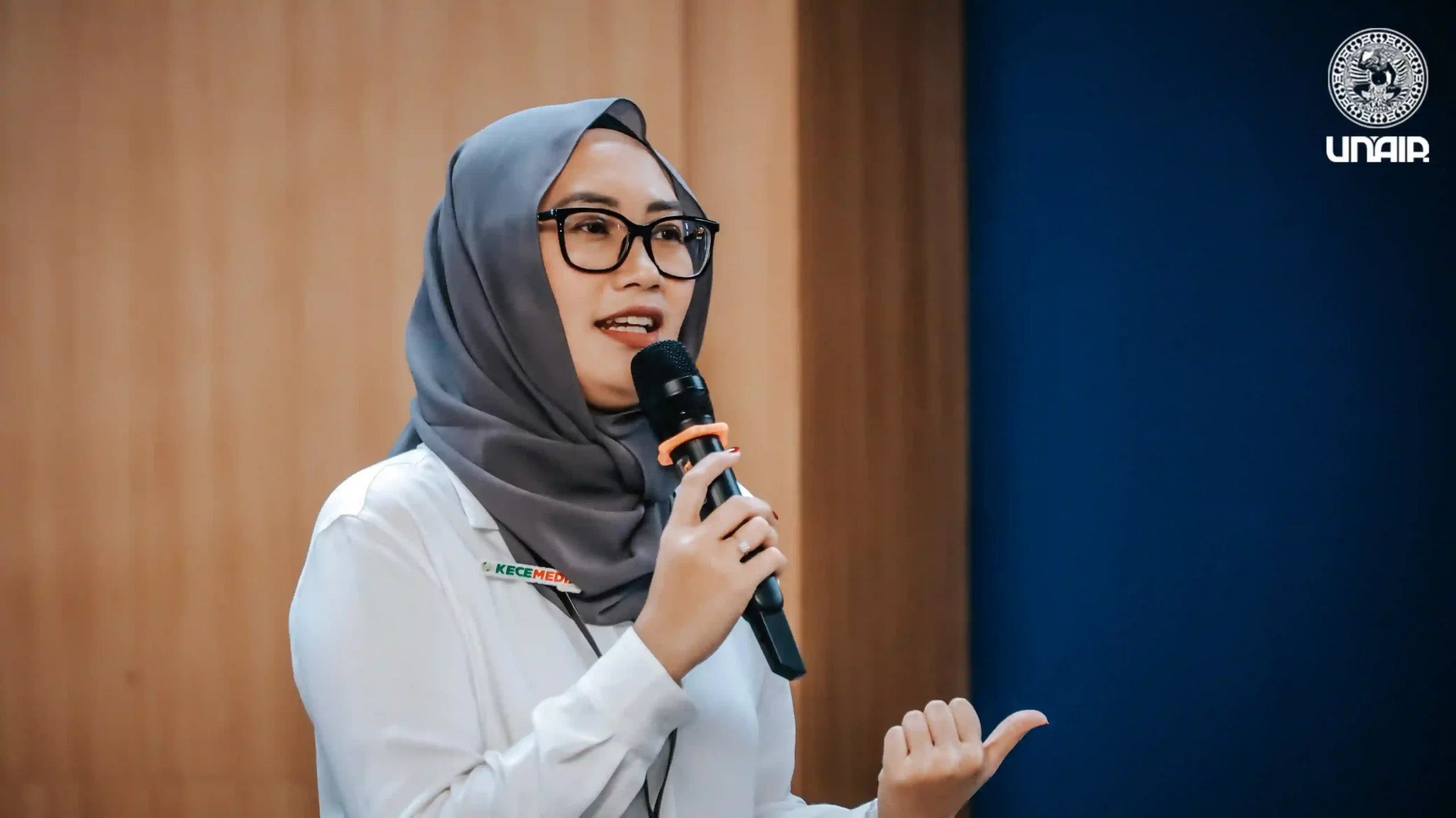 Herma Retno Prabayanti SE M Med Kom saat memberi materi pada workshop NCT batch 5 (foto: PKIP UNAIR)