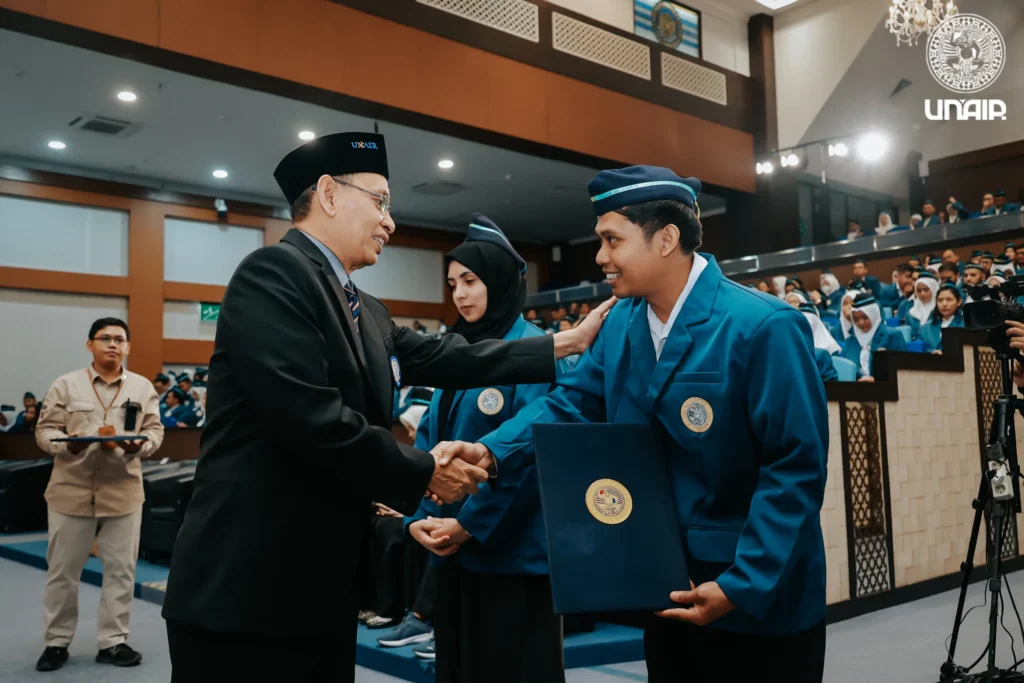 Rektor UNAIR menyampaikan pidato sambutan dalam acara pengukuhan mahasiswa baru program pasca sarjana 2025/2026. (Foto: Istimewa)