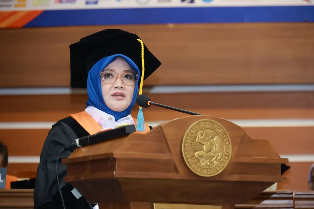 Prof Dr Siti Mas’udah SSos MSi Guru Besar Ilmu Sosiologi Keluarga Universitas Airlangga dalam orasi ilmiahnya (foto: PKIP UNAIR
