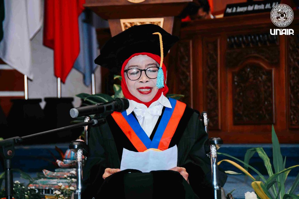 Guru Besar Fakultas Kedokteran Hewan (FKH) Universitas Airlangga (UNAIR), Prof Dr Tatik Hernawati drh MSi saat menyampaikan orasi ilmiah (Foto: PKIP UNAIR)