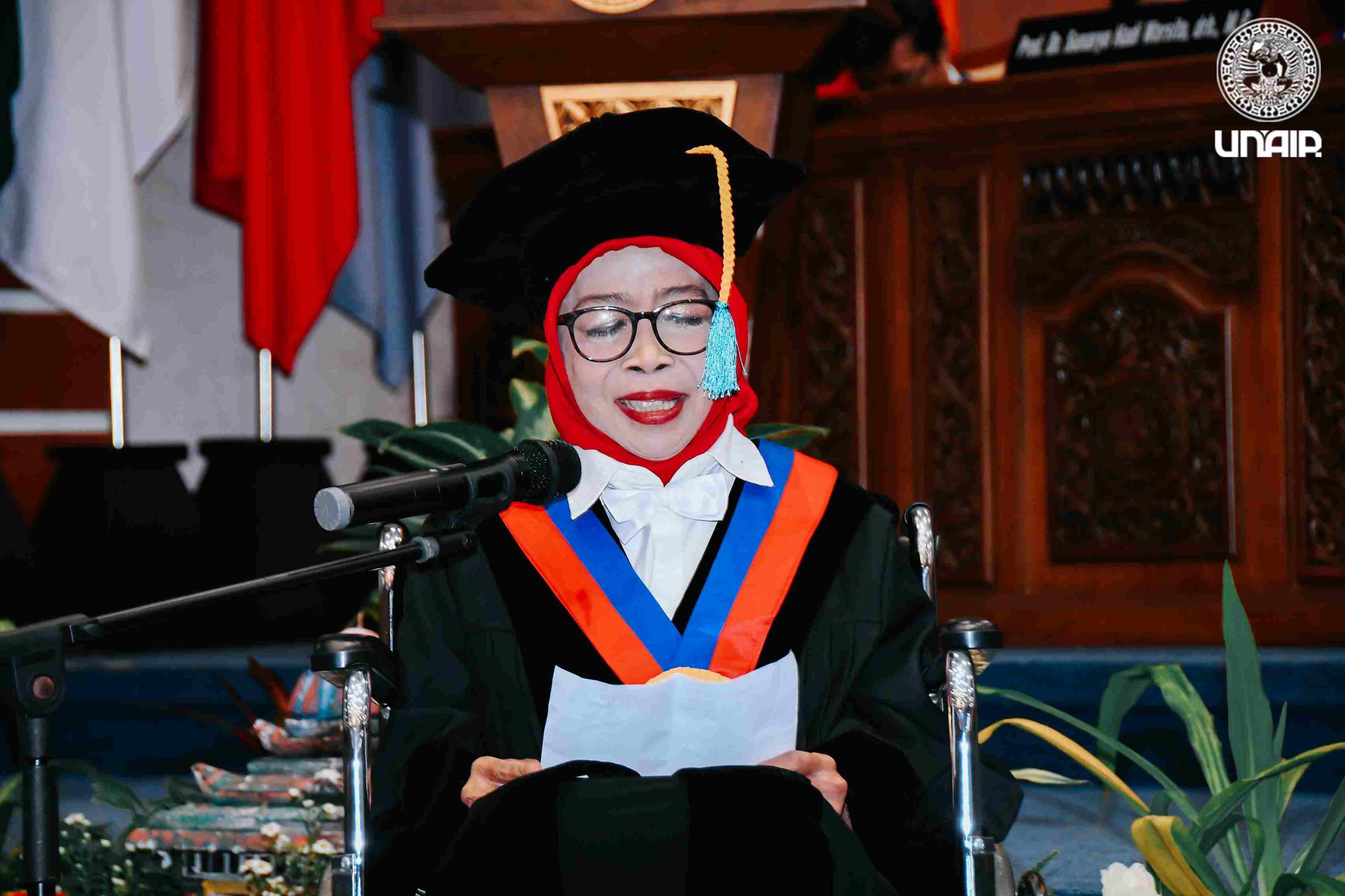 Guru Besar Fakultas Kedokteran Hewan (FKH) Universitas Airlangga (UNAIR), Prof Dr Tatik Hernawati drh MSi saat menyampaikan orasi ilmiah (Foto: PKIP UNAIR)