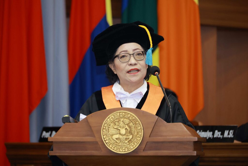 Prof Dr Dwi Windyastuti Budi Hendrarti Dra MA saat menyampaikan orasinya (foto: PKIP UNAIR)
