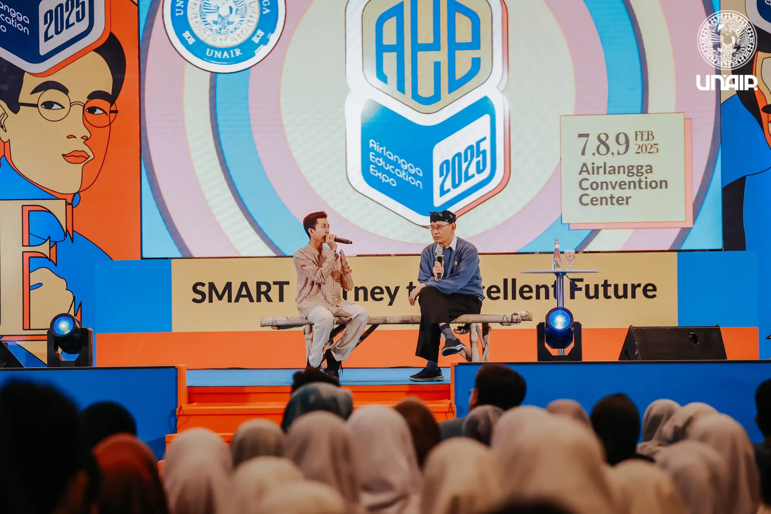 Rektor UNAIR bersama salah seorang siswa SMA melakukan dialog untuk menuangkan aspirasi (Foto: PKIP UNAIR)