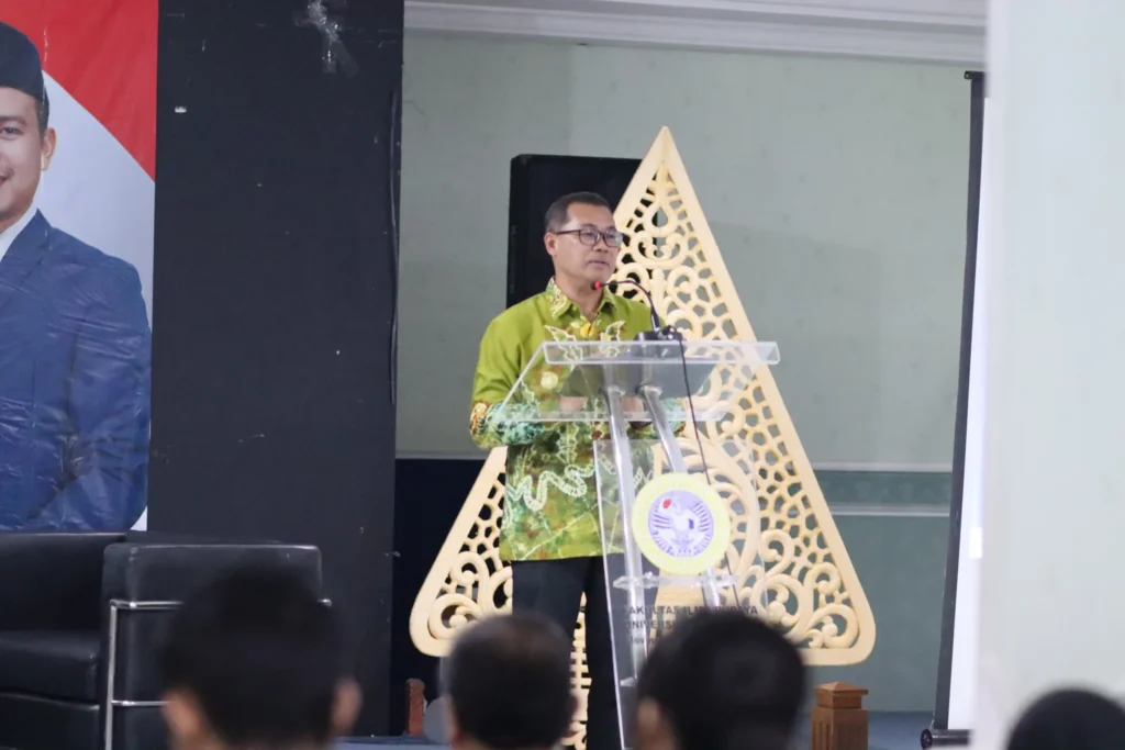 Prof Dr Purnawan Basundoro SS MHum selaku Dekan FIB UNAIR memberikan sambutan dalam kegiatan seminar (FIB). (Foto: Istimewa)