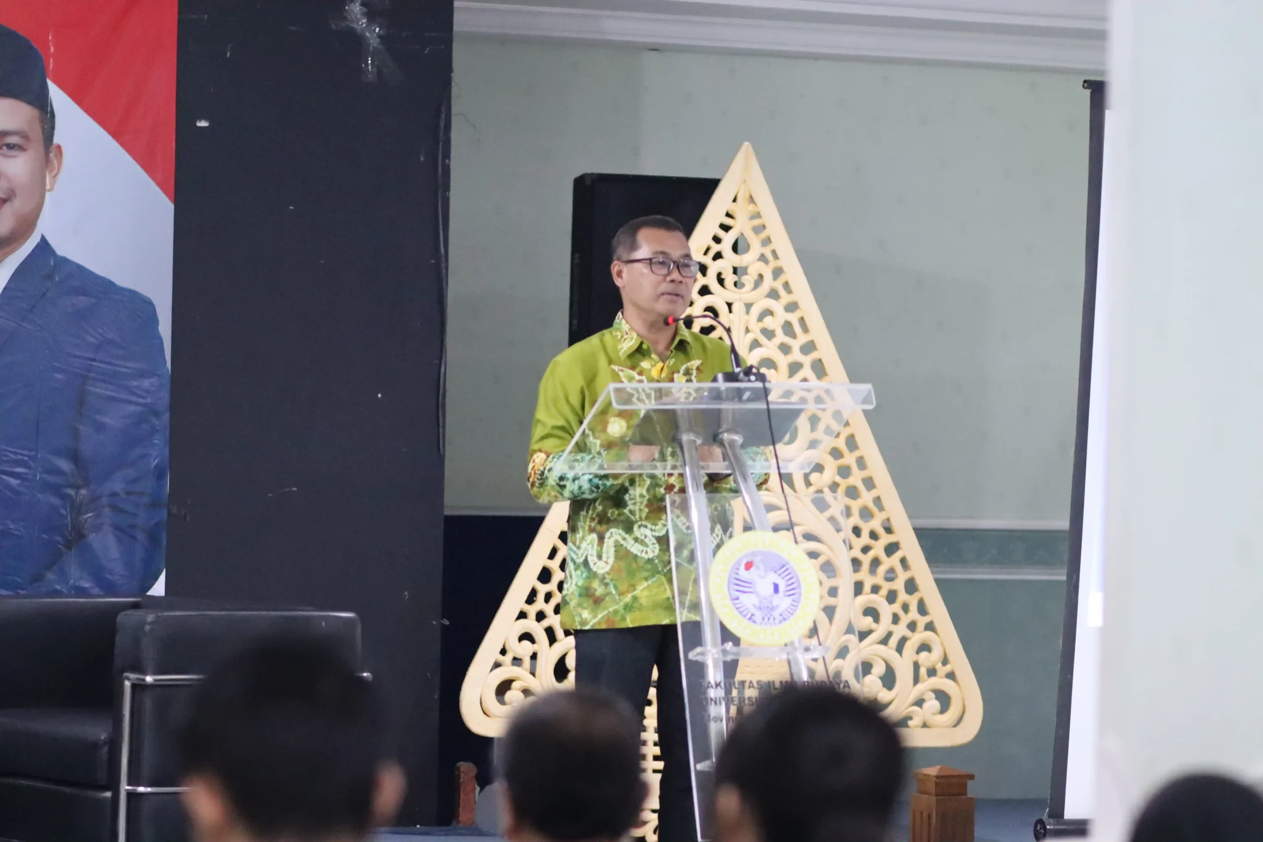 Prof Dr Purnawan Basundoro SS MHum selaku Dekan FIB UNAIR memberikan sambutan dalam kegiatan seminar (FIB). (Foto: Istimewa)