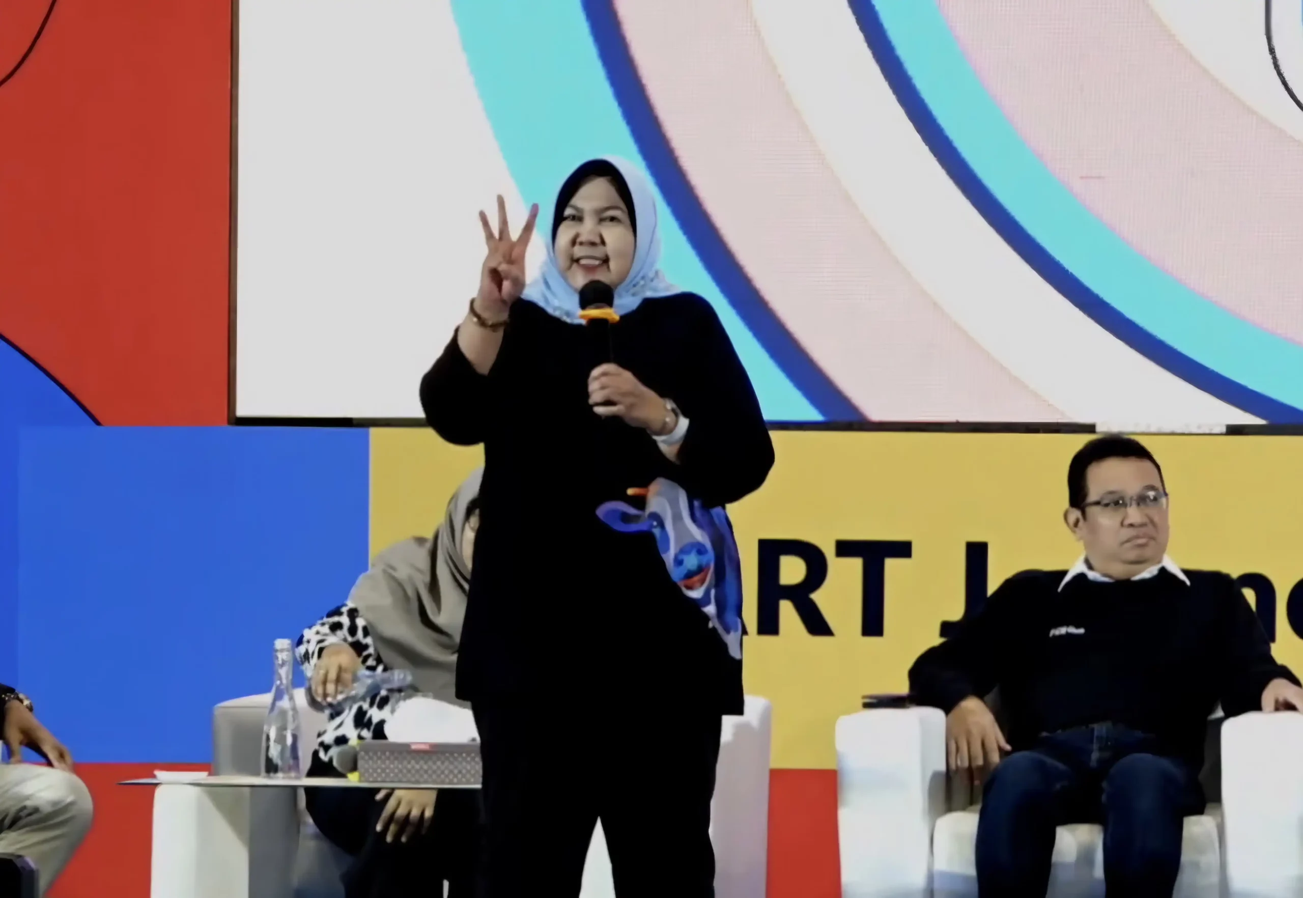 Prof Mirni Lamid drh MP, dekan FKH UNAIR menyampaikan paparan tentang prestasi dan capaian FKH dalam AEE 2025 (Foto: Istimewa)